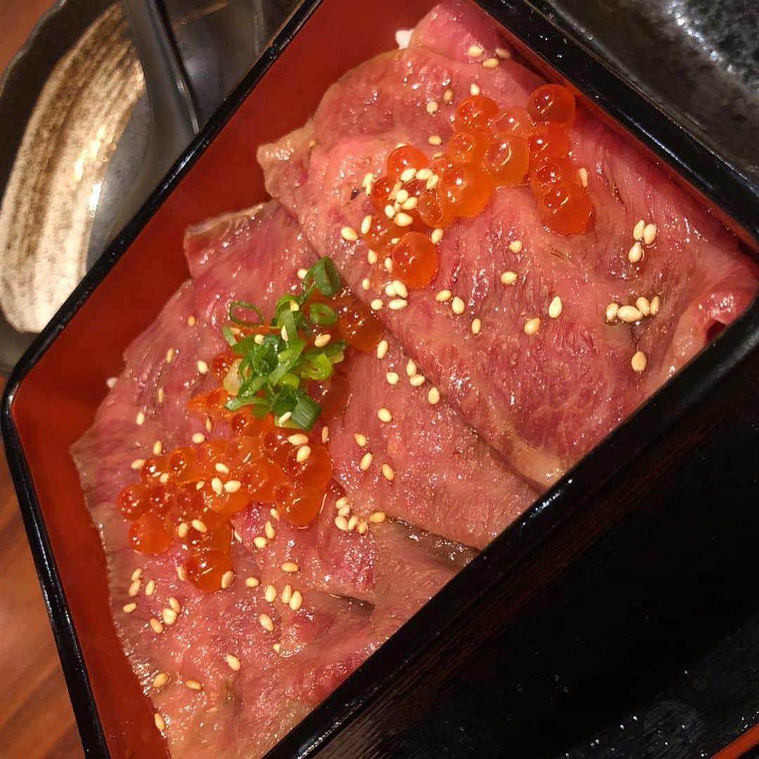 大西宏明さんのインスタグラム写真 - (大西宏明Instagram)「これ🍚めっちゃ美味しかったぁ😋  ひつまぶし風肉茶漬け🥢🥩 (*'▽'*) #最高の〆  #笑ぎゅう  #新メニュー  #肉茶漬け  #ひつまぶし風肉茶漬け #めっちゃ美味しい  #レア肉  #いくら  #3日間 炊いた #牛骨スープ の出汁 #映える  #焼肉 #焼肉屋 の〆 #その辺で飲んだ帰りでも #〆茶漬け  #見た目も味も最高です  #是非ご賞味あれ ✌️ #美味しい #旨い #yammy  #飯テロ  #smile #ほなっ！！」6月18日 15時25分 - ohnishi_hiroaki_0428