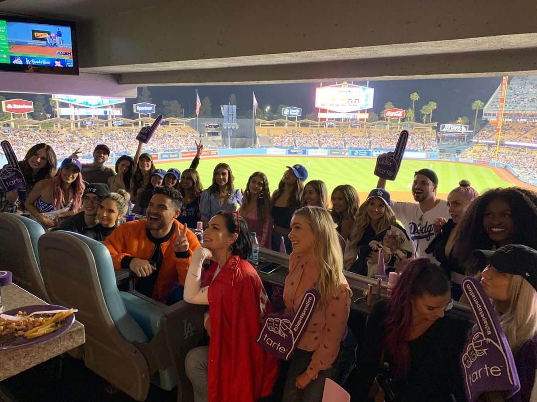 Tarte Cosmeticsさんのインスタグラム写真 - (Tarte CosmeticsInstagram)「Celebrating our newest HOME RUN aka our #vegan stay spray at the Dodgers game with this amazing squad! ⚾️ Peep our IG stories for all the BTS ballgame action 🤗 #crueltyfree #rethinknatural #shapetapenation」6月18日 15時32分 - tartecosmetics