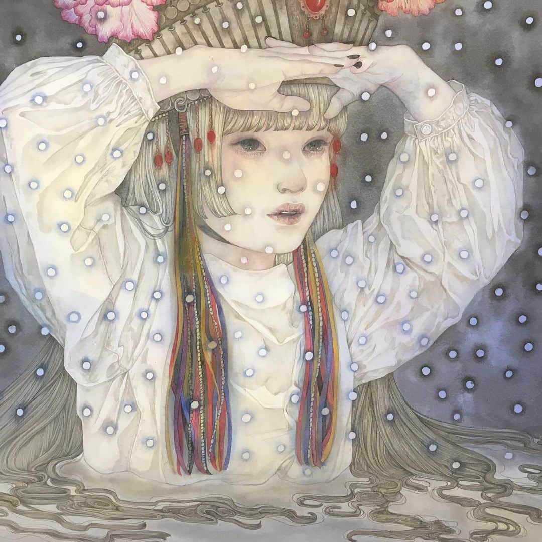 佐久間友香のインスタグラム：「detail アートクロス に墨、岩絵具、アクリル絵具、カラーインク natural mineral pigments, Japanese ink ,acrylic paint on art cloth. #illustration #art#japanesepainting#日本画#イラスト#アート#絵」
