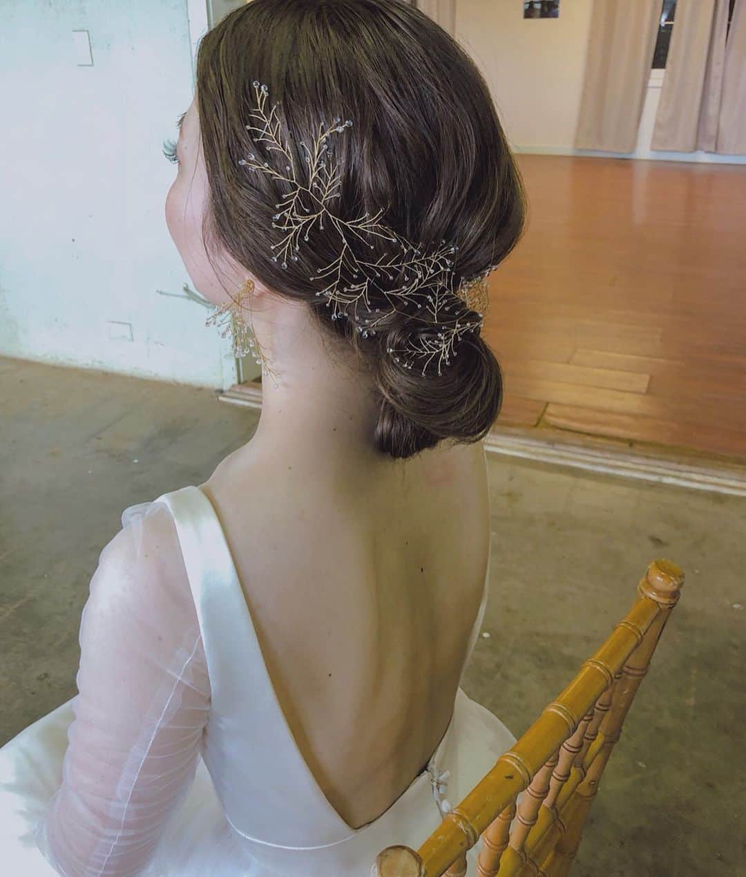 Yukari Ogayaさんのインスタグラム写真 - (Yukari OgayaInstagram)「Hawaii wedding . . . ぶら下がりのピアスと お揃いのヘッドアクセサリー✨ . クイックチェンジにて . Hair&makeup by @yukariogaya  Produced by @classico_wedding  #ハワイウェディング #ハワイロケーションフォト#披露宴ヘア #ブライダルヘアメイク出張 #ヘアアレンジが好き #プレ花嫁会 #ホテルウェディング#結婚式準備プレ花嫁 #海外挙式準備 #出張ヘアメイク#hawaiiwedding #ハワイヘアメイク#オシャレ花嫁 #エンゲージメント撮影 #海外ヘアメイク #ヘアチェンジ#入籍日#結婚式ヘアアレンジ #アニバーサリーフォト #婚約祝い #ハワイ挙式準備 #ウェディングヘアー #花嫁準備中 #前撮りポーズ #2019秋婚全国のプレ花嫁さんと繋がりたい #持ち込みヘアメイク#大人ウェディング#シニヨンアレンジ」6月18日 15時46分 - yukariogaya