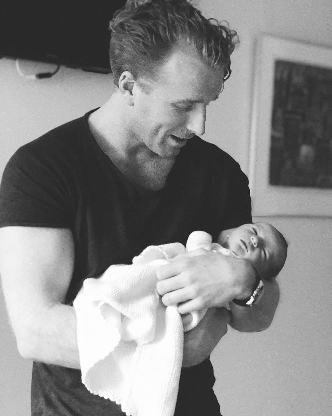 Hanneli Mustapartaさんのインスタグラム写真 - (Hanneli MustapartaInstagram)「Happy first fathers day to the best @stianskaug We are so lucky to have you in our lives❤️」6月18日 15時44分 - hannelim