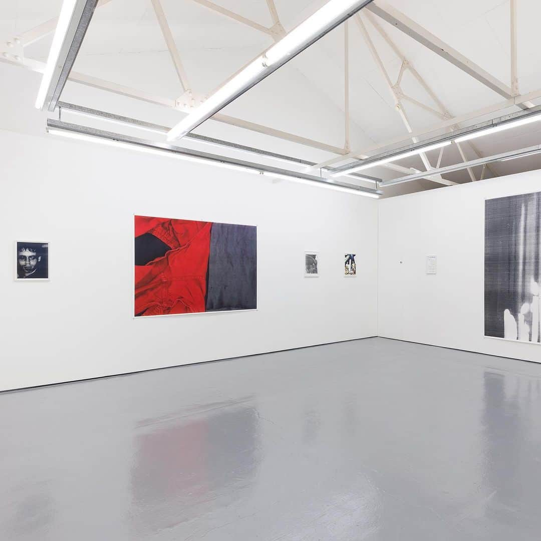 HYPEBEASTさんのインスタグラム写真 - (HYPEBEASTInstagram)「@hypebeastart: @wolfgang_tillmans has recently launched his ninth solo exhibition at East London’s @maureen_paley gallery. The artist displays his new experimentations that inspiration from the mid-1980s. The exhibition features Tillman’s 2019 ‘Old Street’ multi-part pieces, which feature visuals of the East London roundabout captured in different angles, and the ‘Sound of Central’ is comprised of layered field recordings which offer an ethereal landscape. The exhibition will be available to visit until July 21. Swipe to take a look at some of the artist’s work. Photo: Maureen Paley」6月18日 15時41分 - hypebeast