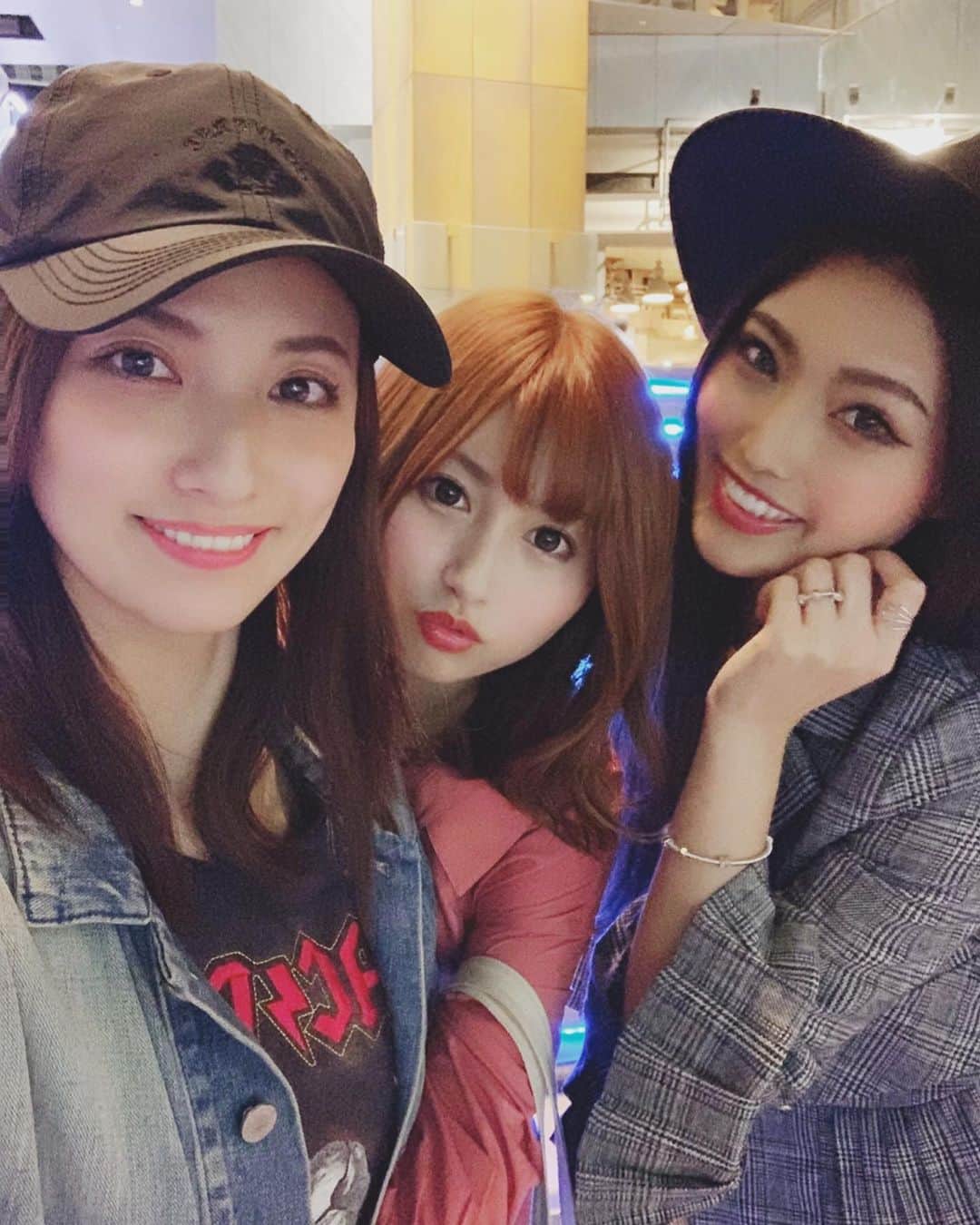 成瀬心美さんのインスタグラム写真 - (成瀬心美Instagram)「👯‍♀️ . . 最近1人の写真が 多かったので たまには友達との お写真を…💦笑 . . これはちょっと前に ミカとレイチェルと ご飯食べた時のやつ！ . . 階段がキラキラ 綺麗だったから ミカが彼女とデートなう風の写真 撮ってくれました。笑 . . ミカは本当に素晴らしい 体の持ち主でして いつも会うたびに 私を見て ちっちゃーい！！！！ って頭撫でてくれます。 . . この日私ヒールを履いていたのに この有様です。 神様は不公平です！！！笑 . . でもいつも優しいお姉ちゃんのようで レイチェルと一緒に . 「ミカ〜❤️ミカ〜❤️」 . って雛鳥のように ついて行ってます。笑 . . 早くまた集まりたいなん☺️ . . え？最後の写真？ 2人は何してるかって？？ . . どっか遠出しようって話になって 私運転できるよって 言いましたら . . 「いやいやここみが運転したら ハンドル届かないでしょ！ こんな感じでしょ！！！！」 . . って2人が楽しそうに何度も 何度も笑うわけですから 私はそれをじーーーっと真顔で 見つめまして「告訴」と 伝えました。まったく。 . . . 運転するときは 椅子ちゃんと上げて 前にも出してるんだから。 . . かなりな。 . . #love #friends #happytime #dinner #dinner🍴 #smile #instapic #instagram #instagood #followｍe」6月18日 15時43分 - coco3ndazo