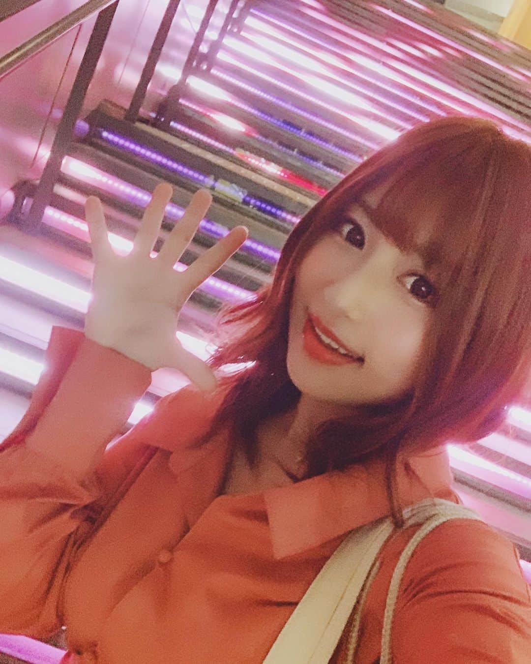 成瀬心美さんのインスタグラム写真 - (成瀬心美Instagram)「👯‍♀️ . . 最近1人の写真が 多かったので たまには友達との お写真を…💦笑 . . これはちょっと前に ミカとレイチェルと ご飯食べた時のやつ！ . . 階段がキラキラ 綺麗だったから ミカが彼女とデートなう風の写真 撮ってくれました。笑 . . ミカは本当に素晴らしい 体の持ち主でして いつも会うたびに 私を見て ちっちゃーい！！！！ って頭撫でてくれます。 . . この日私ヒールを履いていたのに この有様です。 神様は不公平です！！！笑 . . でもいつも優しいお姉ちゃんのようで レイチェルと一緒に . 「ミカ〜❤️ミカ〜❤️」 . って雛鳥のように ついて行ってます。笑 . . 早くまた集まりたいなん☺️ . . え？最後の写真？ 2人は何してるかって？？ . . どっか遠出しようって話になって 私運転できるよって 言いましたら . . 「いやいやここみが運転したら ハンドル届かないでしょ！ こんな感じでしょ！！！！」 . . って2人が楽しそうに何度も 何度も笑うわけですから 私はそれをじーーーっと真顔で 見つめまして「告訴」と 伝えました。まったく。 . . . 運転するときは 椅子ちゃんと上げて 前にも出してるんだから。 . . かなりな。 . . #love #friends #happytime #dinner #dinner🍴 #smile #instapic #instagram #instagood #followｍe」6月18日 15時43分 - coco3ndazo