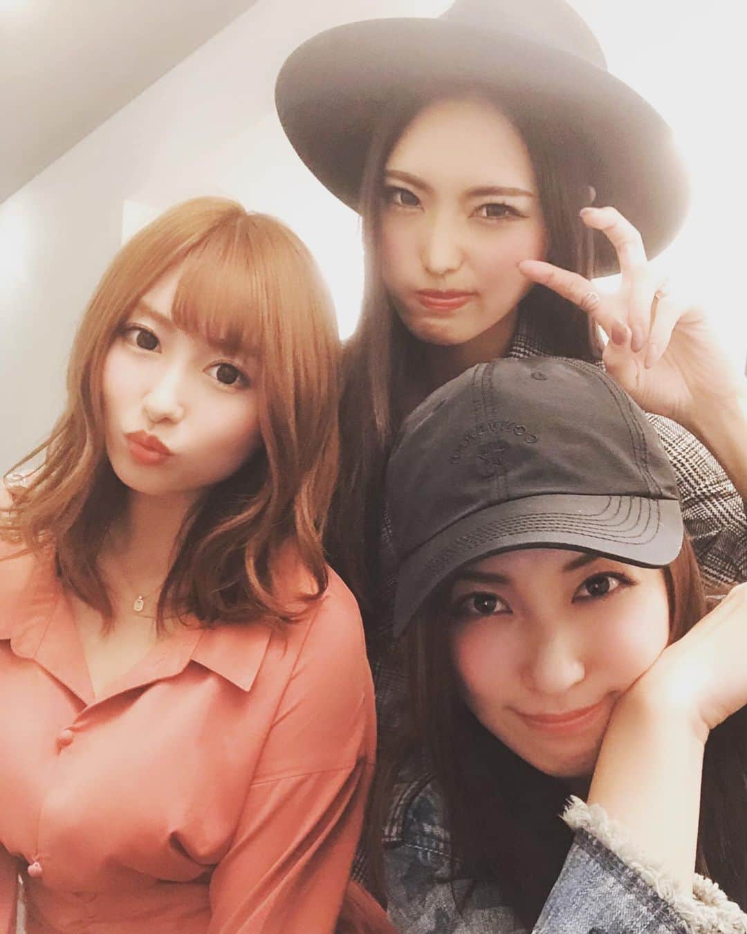 成瀬心美さんのインスタグラム写真 - (成瀬心美Instagram)「👯‍♀️ . . 最近1人の写真が 多かったので たまには友達との お写真を…💦笑 . . これはちょっと前に ミカとレイチェルと ご飯食べた時のやつ！ . . 階段がキラキラ 綺麗だったから ミカが彼女とデートなう風の写真 撮ってくれました。笑 . . ミカは本当に素晴らしい 体の持ち主でして いつも会うたびに 私を見て ちっちゃーい！！！！ って頭撫でてくれます。 . . この日私ヒールを履いていたのに この有様です。 神様は不公平です！！！笑 . . でもいつも優しいお姉ちゃんのようで レイチェルと一緒に . 「ミカ〜❤️ミカ〜❤️」 . って雛鳥のように ついて行ってます。笑 . . 早くまた集まりたいなん☺️ . . え？最後の写真？ 2人は何してるかって？？ . . どっか遠出しようって話になって 私運転できるよって 言いましたら . . 「いやいやここみが運転したら ハンドル届かないでしょ！ こんな感じでしょ！！！！」 . . って2人が楽しそうに何度も 何度も笑うわけですから 私はそれをじーーーっと真顔で 見つめまして「告訴」と 伝えました。まったく。 . . . 運転するときは 椅子ちゃんと上げて 前にも出してるんだから。 . . かなりな。 . . #love #friends #happytime #dinner #dinner🍴 #smile #instapic #instagram #instagood #followｍe」6月18日 15時43分 - coco3ndazo