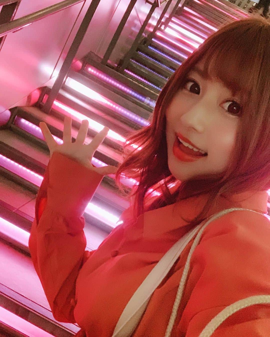 成瀬心美さんのインスタグラム写真 - (成瀬心美Instagram)「👯‍♀️ . . 最近1人の写真が 多かったので たまには友達との お写真を…💦笑 . . これはちょっと前に ミカとレイチェルと ご飯食べた時のやつ！ . . 階段がキラキラ 綺麗だったから ミカが彼女とデートなう風の写真 撮ってくれました。笑 . . ミカは本当に素晴らしい 体の持ち主でして いつも会うたびに 私を見て ちっちゃーい！！！！ って頭撫でてくれます。 . . この日私ヒールを履いていたのに この有様です。 神様は不公平です！！！笑 . . でもいつも優しいお姉ちゃんのようで レイチェルと一緒に . 「ミカ〜❤️ミカ〜❤️」 . って雛鳥のように ついて行ってます。笑 . . 早くまた集まりたいなん☺️ . . え？最後の写真？ 2人は何してるかって？？ . . どっか遠出しようって話になって 私運転できるよって 言いましたら . . 「いやいやここみが運転したら ハンドル届かないでしょ！ こんな感じでしょ！！！！」 . . って2人が楽しそうに何度も 何度も笑うわけですから 私はそれをじーーーっと真顔で 見つめまして「告訴」と 伝えました。まったく。 . . . 運転するときは 椅子ちゃんと上げて 前にも出してるんだから。 . . かなりな。 . . #love #friends #happytime #dinner #dinner🍴 #smile #instapic #instagram #instagood #followｍe」6月18日 15時43分 - coco3ndazo