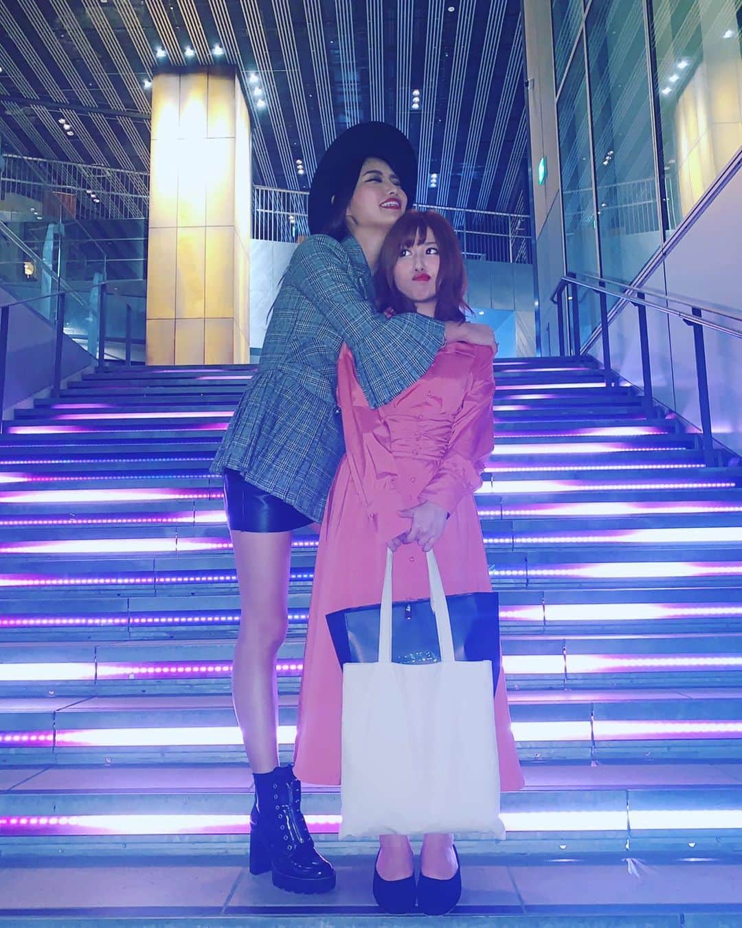 成瀬心美さんのインスタグラム写真 - (成瀬心美Instagram)「👯‍♀️ . . 最近1人の写真が 多かったので たまには友達との お写真を…💦笑 . . これはちょっと前に ミカとレイチェルと ご飯食べた時のやつ！ . . 階段がキラキラ 綺麗だったから ミカが彼女とデートなう風の写真 撮ってくれました。笑 . . ミカは本当に素晴らしい 体の持ち主でして いつも会うたびに 私を見て ちっちゃーい！！！！ って頭撫でてくれます。 . . この日私ヒールを履いていたのに この有様です。 神様は不公平です！！！笑 . . でもいつも優しいお姉ちゃんのようで レイチェルと一緒に . 「ミカ〜❤️ミカ〜❤️」 . って雛鳥のように ついて行ってます。笑 . . 早くまた集まりたいなん☺️ . . え？最後の写真？ 2人は何してるかって？？ . . どっか遠出しようって話になって 私運転できるよって 言いましたら . . 「いやいやここみが運転したら ハンドル届かないでしょ！ こんな感じでしょ！！！！」 . . って2人が楽しそうに何度も 何度も笑うわけですから 私はそれをじーーーっと真顔で 見つめまして「告訴」と 伝えました。まったく。 . . . 運転するときは 椅子ちゃんと上げて 前にも出してるんだから。 . . かなりな。 . . #love #friends #happytime #dinner #dinner🍴 #smile #instapic #instagram #instagood #followｍe」6月18日 15時43分 - coco3ndazo