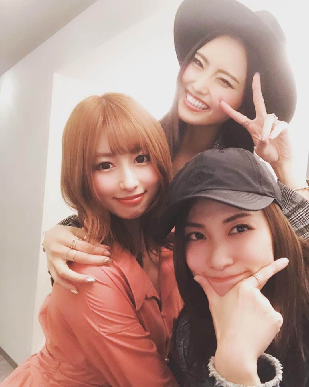 成瀬心美さんのインスタグラム写真 - (成瀬心美Instagram)「👯‍♀️ . . 最近1人の写真が 多かったので たまには友達との お写真を…💦笑 . . これはちょっと前に ミカとレイチェルと ご飯食べた時のやつ！ . . 階段がキラキラ 綺麗だったから ミカが彼女とデートなう風の写真 撮ってくれました。笑 . . ミカは本当に素晴らしい 体の持ち主でして いつも会うたびに 私を見て ちっちゃーい！！！！ って頭撫でてくれます。 . . この日私ヒールを履いていたのに この有様です。 神様は不公平です！！！笑 . . でもいつも優しいお姉ちゃんのようで レイチェルと一緒に . 「ミカ〜❤️ミカ〜❤️」 . って雛鳥のように ついて行ってます。笑 . . 早くまた集まりたいなん☺️ . . え？最後の写真？ 2人は何してるかって？？ . . どっか遠出しようって話になって 私運転できるよって 言いましたら . . 「いやいやここみが運転したら ハンドル届かないでしょ！ こんな感じでしょ！！！！」 . . って2人が楽しそうに何度も 何度も笑うわけですから 私はそれをじーーーっと真顔で 見つめまして「告訴」と 伝えました。まったく。 . . . 運転するときは 椅子ちゃんと上げて 前にも出してるんだから。 . . かなりな。 . . #love #friends #happytime #dinner #dinner🍴 #smile #instapic #instagram #instagood #followｍe」6月18日 15時43分 - coco3ndazo