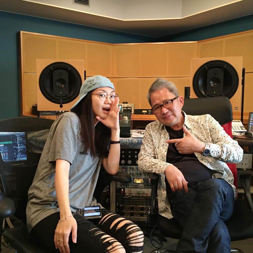 DJ Yummyのインスタグラム：「無事Aarrssの2作目マスタリングだん。エンジニアは頼れる大ッ先輩、東京録音の塩田様‼️作業中にタキケンサンの思念体が音像で語りかけてくる事案発生。 ビジネスカードに昔作ったカラーバイナルが写ってました🧡 ありがとうございました☺️ #TRC#東京録音#aarrss#hausitfeelin#dj#housemusic#djlife#music#audiomastering」