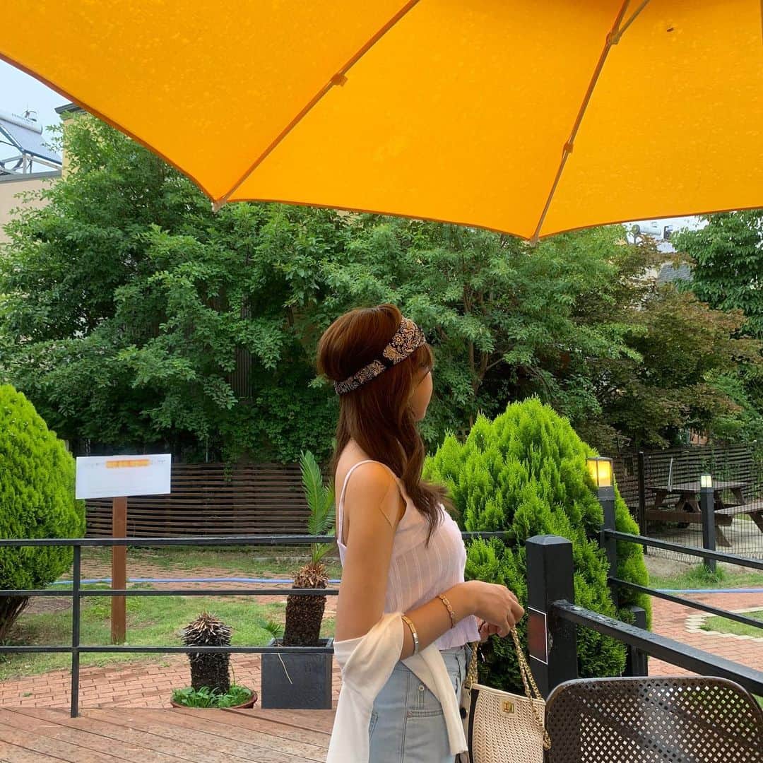 チョ・ミニョンさんのインスタグラム写真 - (チョ・ミニョンInstagram)「. 비와서 콤마앤콤마로 피신해서 늦은 점심 먹고 코코넛 워터 먹으면서 사무실 돌아가는중 🥳 촬영 나올 때 필수품 - 앙꼬가 코 물어서 코가 부어있어요 ⸝⸝ʚ̴̶̷̆ ̯ʚ̴̶̷̆⸝⸝」6月18日 15時53分 - xxjominxx