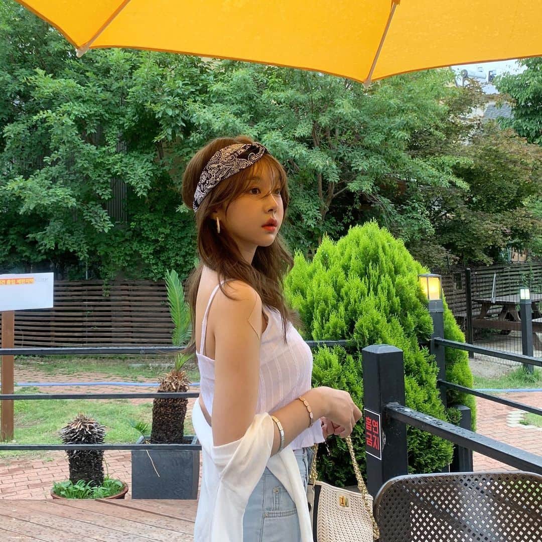 チョ・ミニョンさんのインスタグラム写真 - (チョ・ミニョンInstagram)「. 비와서 콤마앤콤마로 피신해서 늦은 점심 먹고 코코넛 워터 먹으면서 사무실 돌아가는중 🥳 촬영 나올 때 필수품 - 앙꼬가 코 물어서 코가 부어있어요 ⸝⸝ʚ̴̶̷̆ ̯ʚ̴̶̷̆⸝⸝」6月18日 15時53分 - xxjominxx