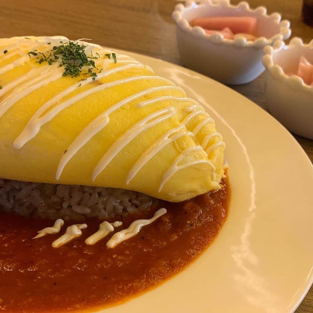 チョ・ミニョンさんのインスタグラム写真 - (チョ・ミニョンInstagram)「. 비와서 콤마앤콤마로 피신해서 늦은 점심 먹고 코코넛 워터 먹으면서 사무실 돌아가는중 🥳 촬영 나올 때 필수품 - 앙꼬가 코 물어서 코가 부어있어요 ⸝⸝ʚ̴̶̷̆ ̯ʚ̴̶̷̆⸝⸝」6月18日 15時53分 - xxjominxx