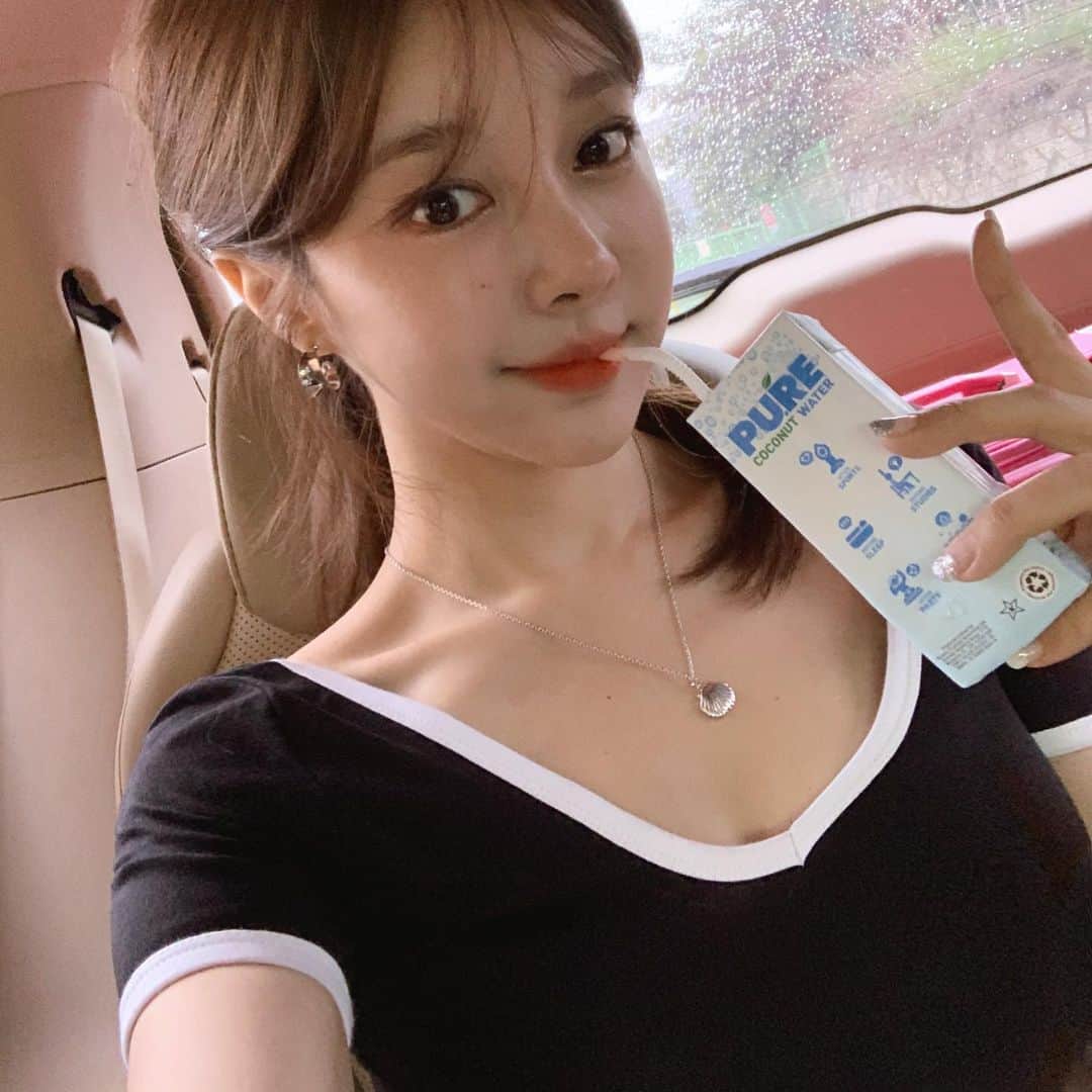 チョ・ミニョンさんのインスタグラム写真 - (チョ・ミニョンInstagram)「. 비와서 콤마앤콤마로 피신해서 늦은 점심 먹고 코코넛 워터 먹으면서 사무실 돌아가는중 🥳 촬영 나올 때 필수품 - 앙꼬가 코 물어서 코가 부어있어요 ⸝⸝ʚ̴̶̷̆ ̯ʚ̴̶̷̆⸝⸝」6月18日 15時53分 - xxjominxx