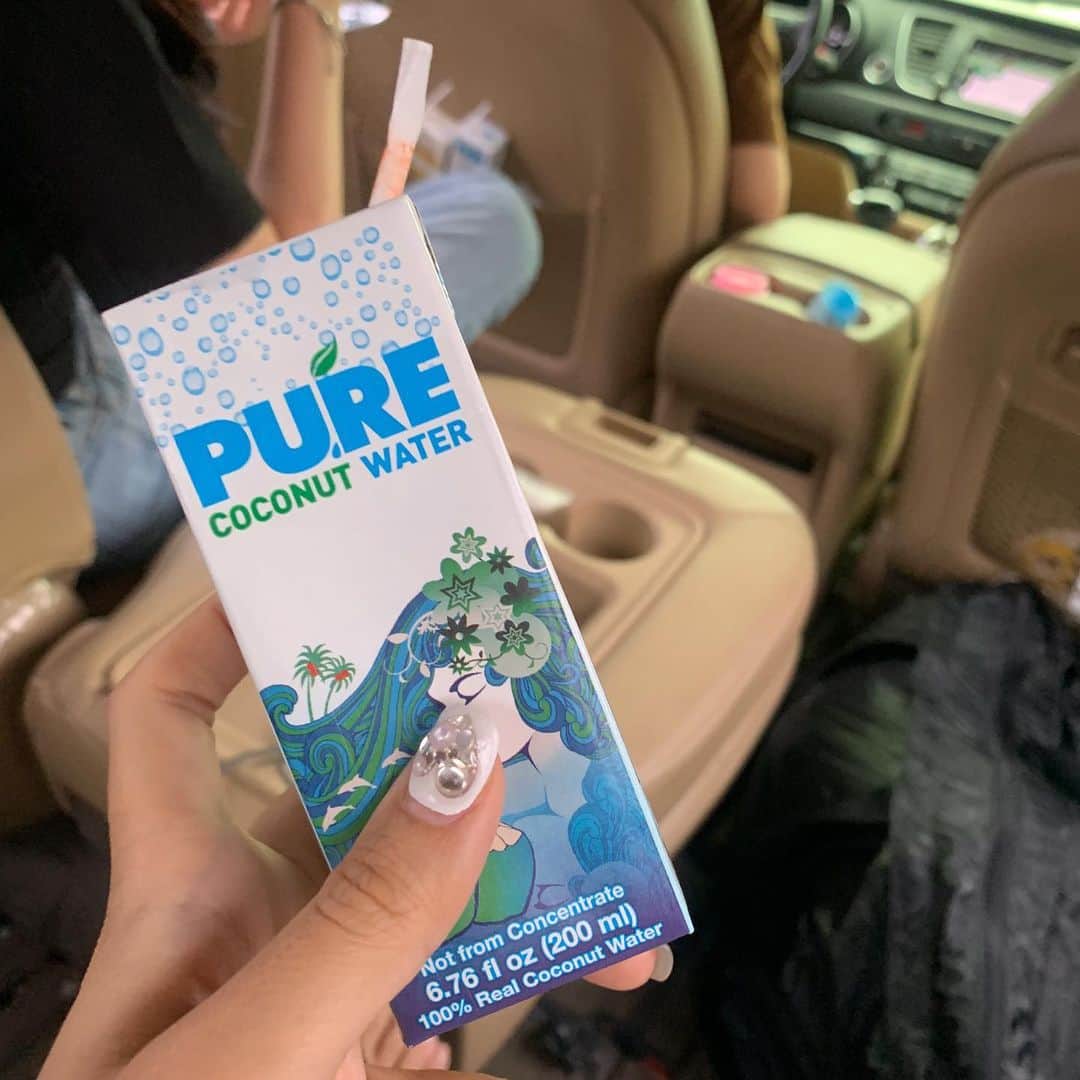 チョ・ミニョンさんのインスタグラム写真 - (チョ・ミニョンInstagram)「. 비와서 콤마앤콤마로 피신해서 늦은 점심 먹고 코코넛 워터 먹으면서 사무실 돌아가는중 🥳 촬영 나올 때 필수품 - 앙꼬가 코 물어서 코가 부어있어요 ⸝⸝ʚ̴̶̷̆ ̯ʚ̴̶̷̆⸝⸝」6月18日 15時53分 - xxjominxx