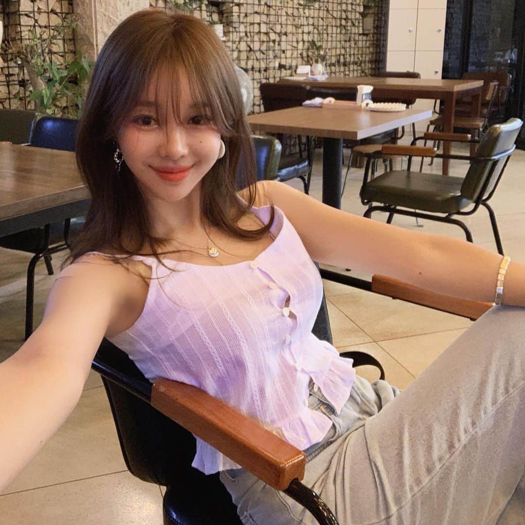 チョ・ミニョンさんのインスタグラム写真 - (チョ・ミニョンInstagram)「. 비와서 콤마앤콤마로 피신해서 늦은 점심 먹고 코코넛 워터 먹으면서 사무실 돌아가는중 🥳 촬영 나올 때 필수품 - 앙꼬가 코 물어서 코가 부어있어요 ⸝⸝ʚ̴̶̷̆ ̯ʚ̴̶̷̆⸝⸝」6月18日 15時53分 - xxjominxx