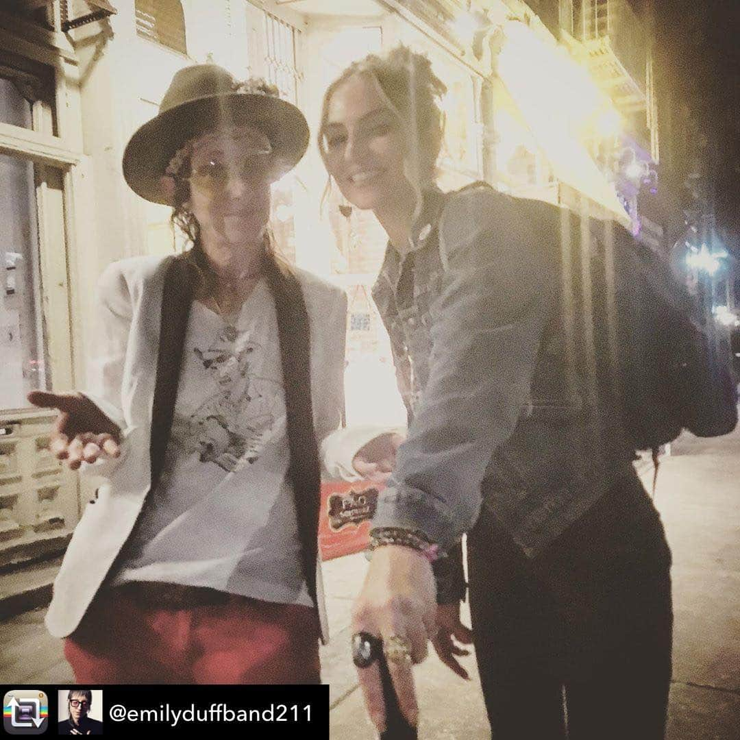 ドレア・ド・マッテオさんのインスタグラム写真 - (ドレア・ド・マッテオInstagram)「♥️this lady...♥️her music GO BUY IT!! Oh...and HAPPY BDAY EMILY! 🎈 ——————————————— Repost from @emilyduffband211 using @RepostRegramApp - My night ended with a cool surprise from a good friend, a cool neighbor and her family. Catching up on the street with @dreadematteo on a Monday night after my Cowgirl gig was a perfect way to put my Birthday week to bed. #nativenewyorkers #villagekids #nyc #greenwichvillage #queensny #homies #hangingout #moms」6月18日 15時53分 - dreadematteo