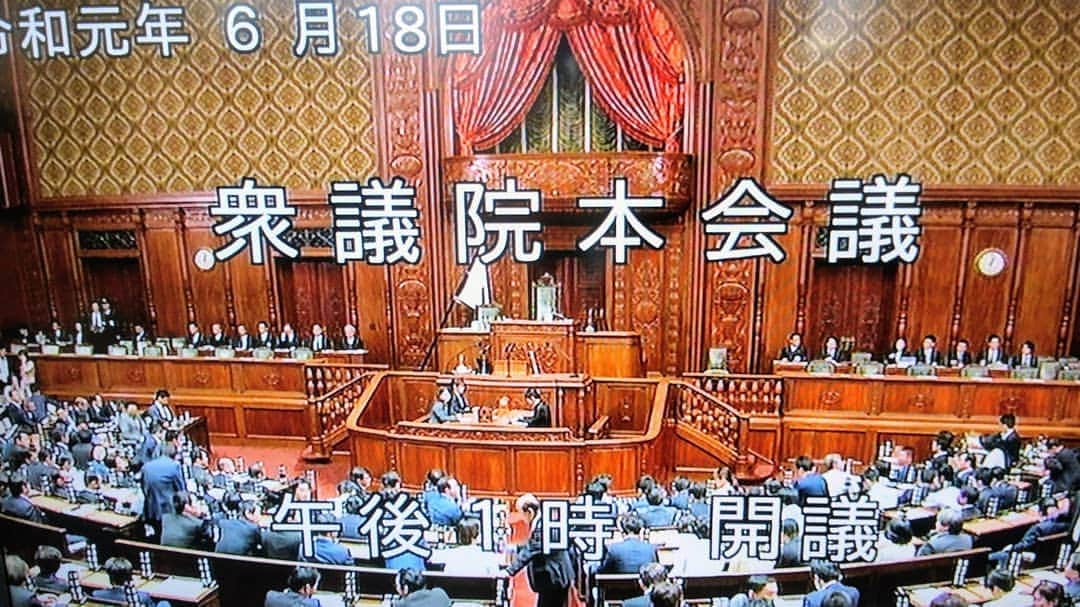 海江田万里さんのインスタグラム写真 - (海江田万里Instagram)「衆議院本会議が開かれました。 冒頭、今日お別れの会があった故相沢英之元衆議院議員へ贈呈された弔詞が朗読されました。 その後、先日参議院から送られてきた「国会議員の歳費、旅費及び手当等に関する法律の一部を改正する法律案」について趣旨説明、討論、採決が行われました。 立憲民主党の他国民民主党を除く野党は、「昨年、参議院議員の定数を６増した分の経費をこの法案で、経費削減すると言っているが、あくまでも自主返納であって、うわべだけの欠陥法案である」と反対の立場で討論に立ちましたが、与党の賛成多数で承認されました。 一票の格差、人口減少地域の民意の反映の方法など、根本的な選挙制度改革をしなければ、何の問題解決にもなりません。  #立憲民主党　#衆議院議員　#海江田万里　#国会」6月18日 16時02分 - kaiedabanri