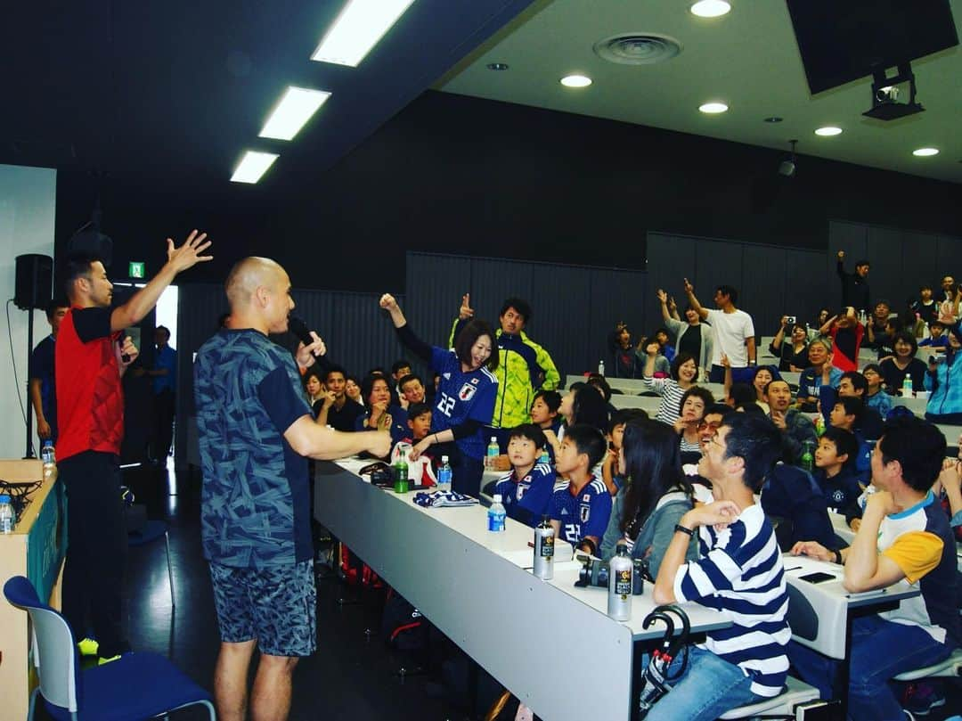 近藤岳登さんのインスタグラム写真 - (近藤岳登Instagram)「#KIRIN#カスミ#吉田麻也#サッカー教室#雨のためトークショー#日本代表キャプテンの重圧は大迫より半端ないみたい#麻也その重さに耐えきれないのなら俺が代わってやるよ#サプライズプレゼント#思いのほか喜ばれすぎてこのドヤ顔#調子に乗っちゃって#メルカリで売られたらいいんだよ#生に涯あれど麻也のドヤ顔に涯はなし」6月18日 16時03分 - gakuto_kondo