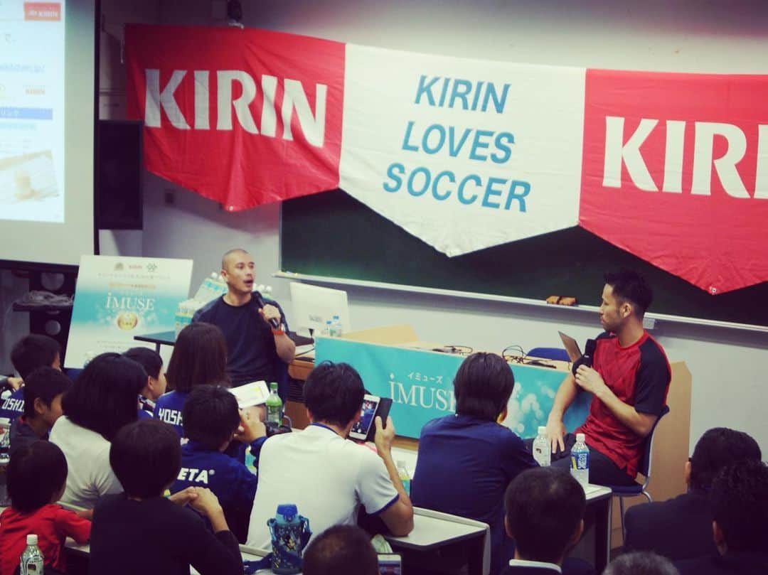 近藤岳登さんのインスタグラム写真 - (近藤岳登Instagram)「#KIRIN#カスミ#吉田麻也#サッカー教室#雨のためトークショー#日本代表キャプテンの重圧は大迫より半端ないみたい#麻也その重さに耐えきれないのなら俺が代わってやるよ#サプライズプレゼント#思いのほか喜ばれすぎてこのドヤ顔#調子に乗っちゃって#メルカリで売られたらいいんだよ#生に涯あれど麻也のドヤ顔に涯はなし」6月18日 16時03分 - gakuto_kondo