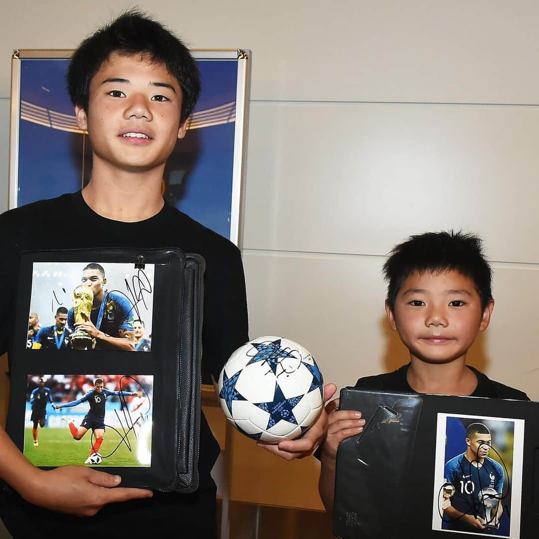 サッカーキングさんのインスタグラム写真 - (サッカーキングInstagram)「. They got a Mbappe's autograph✒️😍 （2019.06.18） . 📷Photo by Jun Sato/GC Images . #ムバッペ #Mbappe #KylianMbappe #PSG #ParisSaintGermain #パリサンジェルマン #AllezParis #Bulkhomme #Ligue1 #リーグアン #football #futbol #サッカーキング #⚽️ #サッカー」6月18日 15時55分 - soccerkingjp