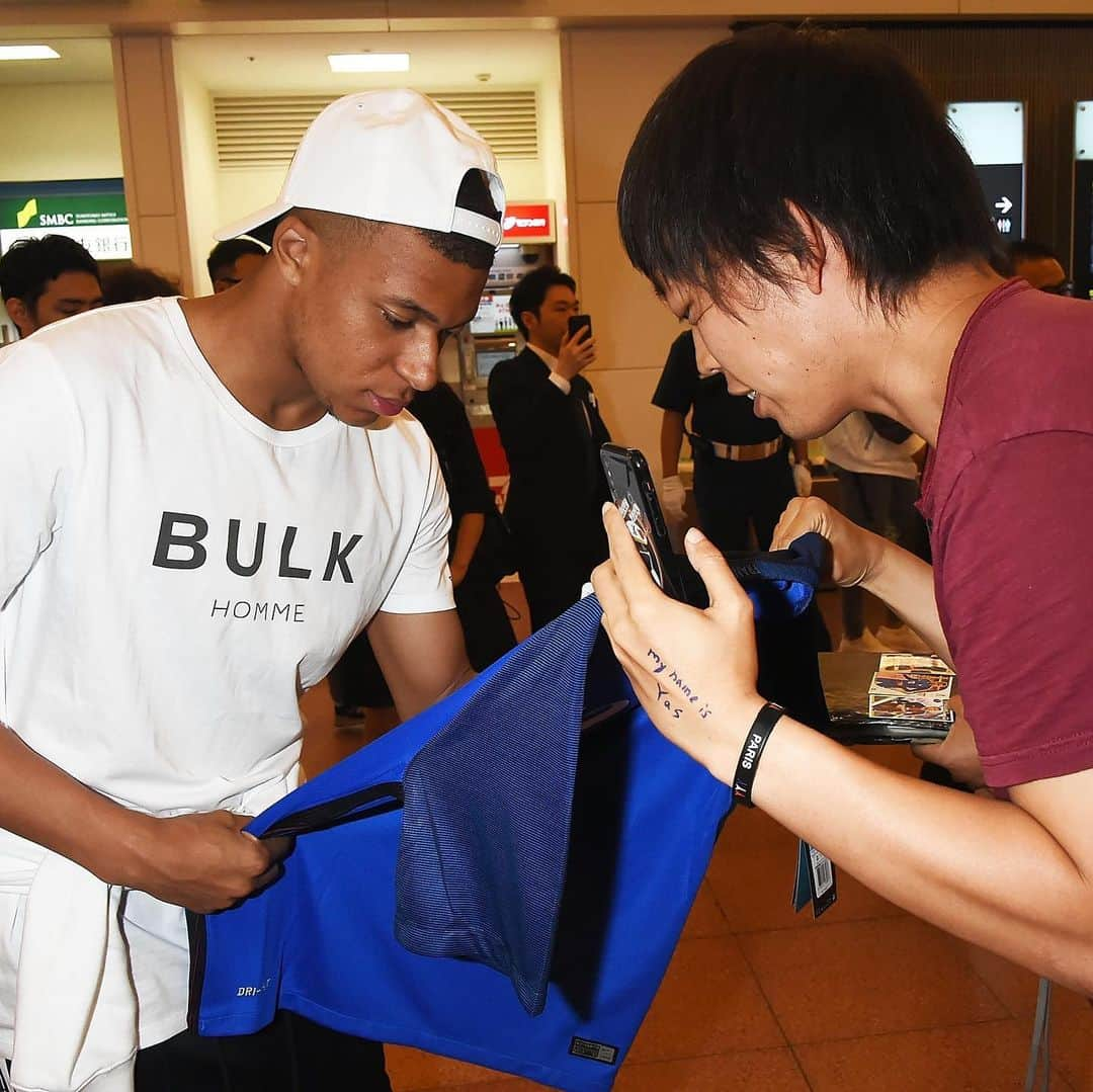 サッカーキングさんのインスタグラム写真 - (サッカーキングInstagram)「. They got a Mbappe's autograph✒️😍 （2019.06.18） . 📷Photo by Jun Sato/GC Images . #ムバッペ #Mbappe #KylianMbappe #PSG #ParisSaintGermain #パリサンジェルマン #AllezParis #Bulkhomme #Ligue1 #リーグアン #football #futbol #サッカーキング #⚽️ #サッカー」6月18日 15時55分 - soccerkingjp