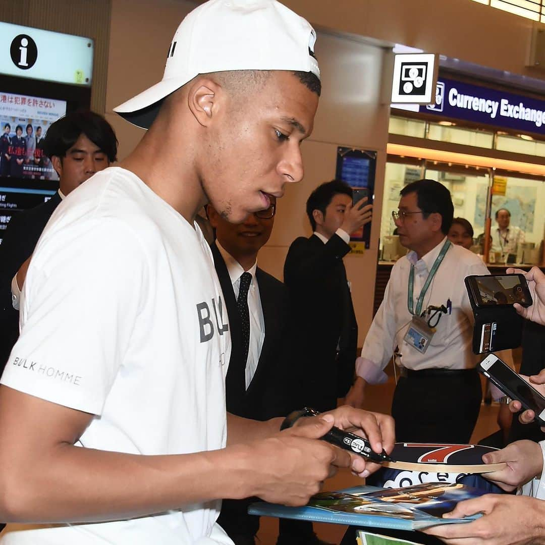 サッカーキングさんのインスタグラム写真 - (サッカーキングInstagram)「. They got a Mbappe's autograph✒️😍 （2019.06.18） . 📷Photo by Jun Sato/GC Images . #ムバッペ #Mbappe #KylianMbappe #PSG #ParisSaintGermain #パリサンジェルマン #AllezParis #Bulkhomme #Ligue1 #リーグアン #football #futbol #サッカーキング #⚽️ #サッカー」6月18日 15時55分 - soccerkingjp