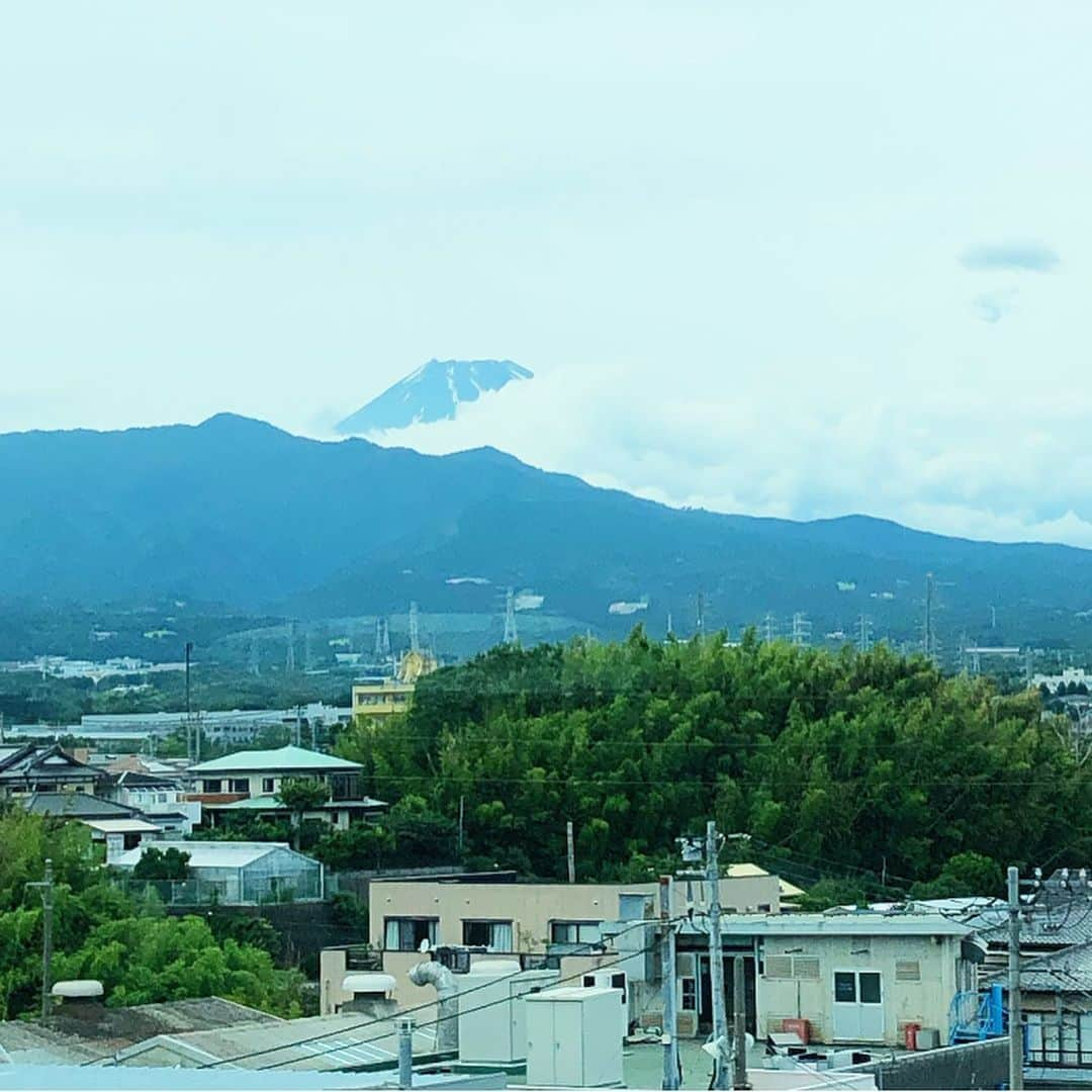 榊山敬代さんのインスタグラム写真 - (榊山敬代Instagram)「🚄💫… ・  #個展まで ４日の火曜日は 大スキな新幹線で移動の巻 … ・ ・ 🗻2枚目…今日の富士山は  アタマしか見えなかったけれど 雪が溶けていたので珍しい表情  そして真っ白な雪のような雲は 幻想的で想像力膨らむひとコマ  ところで  きょうは新幹線に乗る前に ちょっとした事件発生の巻  手荷物が多かったので 全く気づきませんでしたのは  大切な紙袋をポツンと一袋 落として歩いていたのでした  そして親切で紳士的なお兄さまが 追いかけて届けてくださいまして 天使にみえたのでした😇🙏GOD  そしてまたもや事件発生しましたのは 切符のちょっとした事件なのですけど これも親切な駅員さんの手配のお陰で なんとか乗車することができまして 😇🙏GOD…  親切にしていただくと だれかへ親切にしたくなる連鎖  心がけたいとおもうのでした  そして  きょうは考え事いろいろで 少しボーとしてるかもしれないので 目的地まで要注意の巻 ・ ・ ・ ・ ・ 🕯… ・ 『 榊山敬代日本画展 』 … 〈Fancy〉  うつろい色の物語  会期：令和元年6月22日(土)〜7月7日(日) 会場：株式会社 豆子郎  豆子郎の里 茶藏唵内 御迎処 … ・ (山口市大内御堀一丁目1番3号) 開館時間／10:00〜17:00 ※6月22日に限りましては22時まで開館  入場料 無料  作家在廊日 6月22日  https://toushirou.info/shop/sakuraan/sakurakan ・ ・ 主催 協賛／株式会社豆子郎 ・ ・ ・ ---------------------------------------- ・ ・ ・  この度は 山口の老舗和菓子店 株式会社豆子郎  豆子郎の里 茶藏唵内 御迎処にて 日本画展を開催いたします。  四季を感じ 季節を敬う日本人の心を伝える 日本庭園「大内四季庭」が一望できます  茶藏唵内 御迎処 を会場にて  榊山敬代 代表作シリーズであります 『Fancy』シリーズを通して うつろい色の物語 をお届けいたします。  展示初日の6月22日夏至では 毎年恒例の豆子郎キャンドルナイトが 開催されます機会に 今期はキャンドルの灯りでFancyの世界を鑑賞する  新たなこころみの日本画展を開催いたします。  また翌日23日より七夕までの期間では 自然光の気配と共に清々しき絵肌へ心を寄せて  日本画の うつろい色 の世界をご堪能ください… ・ ・ ・ #スタバ #Starbucks #ラテ  #caffe #トールラテ #新幹線 #train#旅 #trip #小旅行 #お仕事 #日本画家 の #ラクガキ #art  #pen#キャラクター  #artist #らくがき_sakakiyamatakayo #sakakiyamatakayo_rakugaki #Instagram  #アート #art #painting  #アートのある暮らし #富士山 #mountain」6月18日 15時56分 - sakakiyamatakayo