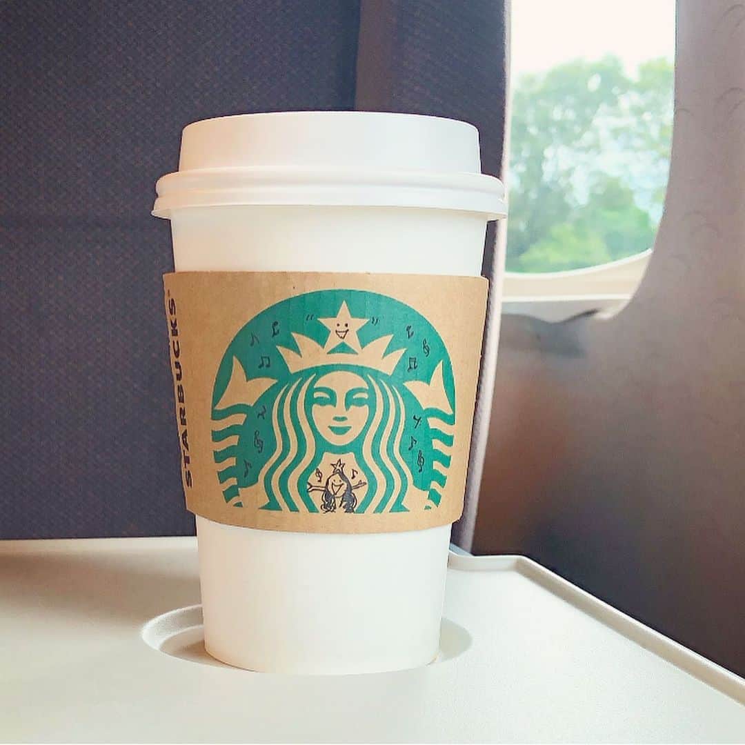 榊山敬代のインスタグラム：「🚄💫… ・  #個展まで ４日の火曜日は 大スキな新幹線で移動の巻 … ・ ・ 🗻2枚目…今日の富士山は  アタマしか見えなかったけれど 雪が溶けていたので珍しい表情  そして真っ白な雪のような雲は 幻想的で想像力膨らむひとコマ  ところで  きょうは新幹線に乗る前に ちょっとした事件発生の巻  手荷物が多かったので 全く気づきませんでしたのは  大切な紙袋をポツンと一袋 落として歩いていたのでした  そして親切で紳士的なお兄さまが 追いかけて届けてくださいまして 天使にみえたのでした😇🙏GOD  そしてまたもや事件発生しましたのは 切符のちょっとした事件なのですけど これも親切な駅員さんの手配のお陰で なんとか乗車することができまして 😇🙏GOD…  親切にしていただくと だれかへ親切にしたくなる連鎖  心がけたいとおもうのでした  そして  きょうは考え事いろいろで 少しボーとしてるかもしれないので 目的地まで要注意の巻 ・ ・ ・ ・ ・ 🕯… ・ 『 榊山敬代日本画展 』 … 〈Fancy〉  うつろい色の物語  会期：令和元年6月22日(土)〜7月7日(日) 会場：株式会社 豆子郎  豆子郎の里 茶藏唵内 御迎処 … ・ (山口市大内御堀一丁目1番3号) 開館時間／10:00〜17:00 ※6月22日に限りましては22時まで開館  入場料 無料  作家在廊日 6月22日  https://toushirou.info/shop/sakuraan/sakurakan ・ ・ 主催 協賛／株式会社豆子郎 ・ ・ ・ ---------------------------------------- ・ ・ ・  この度は 山口の老舗和菓子店 株式会社豆子郎  豆子郎の里 茶藏唵内 御迎処にて 日本画展を開催いたします。  四季を感じ 季節を敬う日本人の心を伝える 日本庭園「大内四季庭」が一望できます  茶藏唵内 御迎処 を会場にて  榊山敬代 代表作シリーズであります 『Fancy』シリーズを通して うつろい色の物語 をお届けいたします。  展示初日の6月22日夏至では 毎年恒例の豆子郎キャンドルナイトが 開催されます機会に 今期はキャンドルの灯りでFancyの世界を鑑賞する  新たなこころみの日本画展を開催いたします。  また翌日23日より七夕までの期間では 自然光の気配と共に清々しき絵肌へ心を寄せて  日本画の うつろい色 の世界をご堪能ください… ・ ・ ・ #スタバ #Starbucks #ラテ  #caffe #トールラテ #新幹線 #train#旅 #trip #小旅行 #お仕事 #日本画家 の #ラクガキ #art  #pen#キャラクター  #artist #らくがき_sakakiyamatakayo #sakakiyamatakayo_rakugaki #Instagram  #アート #art #painting  #アートのある暮らし #富士山 #mountain」