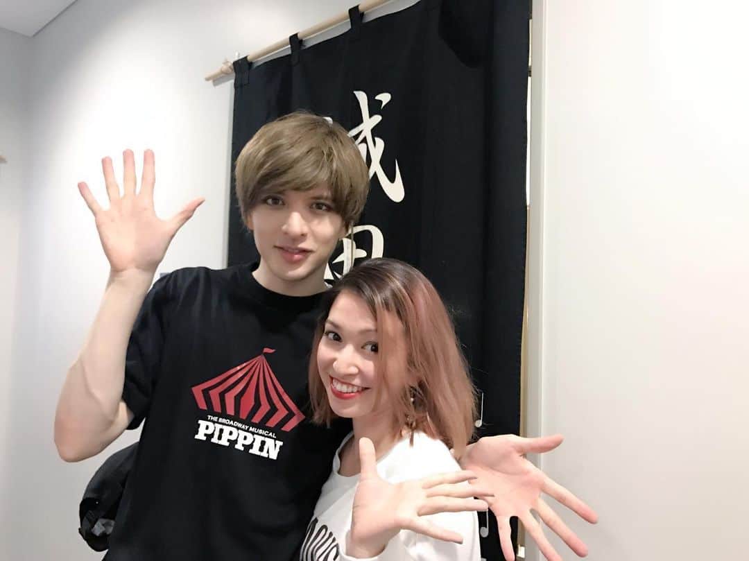 ダンドイ舞莉花のインスタグラム：「先日観に行った #ピピン ！！！ サーカスとミュージカルのフュージョンが素晴らしかった。ずっとハラハラドキドキ。  1人で Waaaa!!! Ooooh!! HA! ってなってたよね。  早く観に行って！  #城田優 #岡田亮輔 #宮澤エマ #pippin #musical #tokyo #japan #broadway #circus #whatisthis #anotherlevel #theatre」