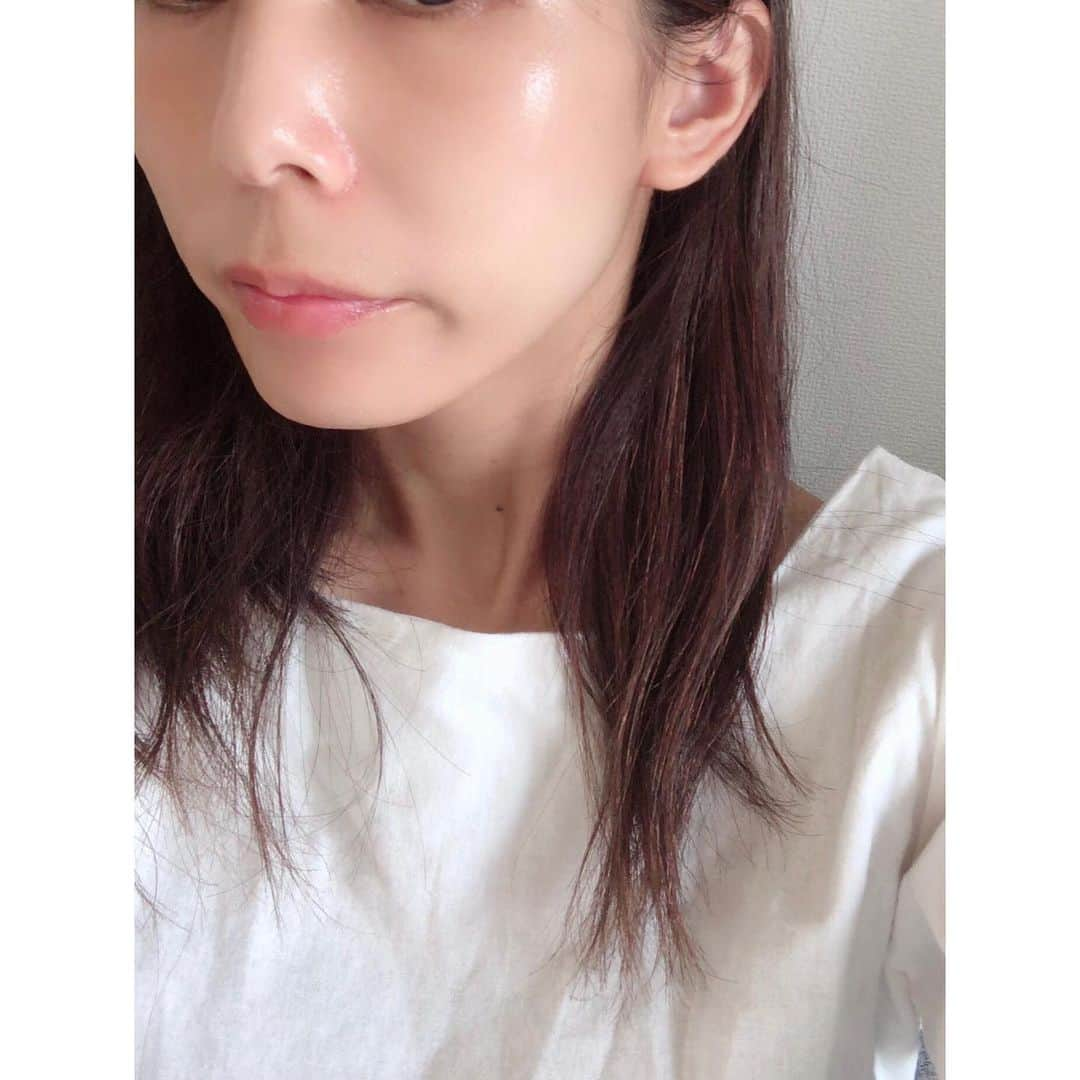 ayakoさんのインスタグラム写真 - (ayakoInstagram)「︎ 汗かく季節がやってきました 汗ばむ時期なので、一見肌にうるおいを感じますが環境の変化によって肌がダメージを受けやすい季節で紫外線などの外的環境による刺激が増えたり、冷房による乾燥や冷え、汗ばむがゆえさっぱりとしたケアによる保湿不足等で肌のうるおいバリア機能が低下して、実は肌の内部が乾燥してしまう”インナードライ”状態になりがちです。 * * 夏老けにつながるので、油断することなく、ダメージを受けた肌をしっかり保護できる、「高精製ワセリン」配合されイハダの薬用スキンケアで毎日ケアを怠らず夏老けしらずの肌を目指します‼️イハダでスキンケアを始めしっかりたっぷり保湿して寝るようにしています😊 特に薬用バームは冬の乾燥の時期には外出先でも簡単に保湿できるので常に持ち歩き、これからの紫外線の季節にも日焼けによるダメージに備えて年中手放せない１つです😊 ❤︎ #IHADA #スキンケア #乾燥肌 #敏感肌 #ワセリン #PR」6月18日 16時01分 - ayaya315