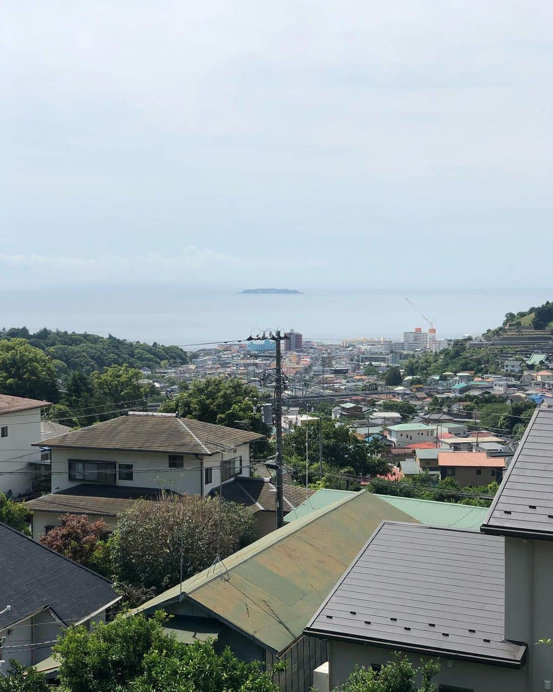 内山靖崇さんのインスタグラム写真 - (内山靖崇Instagram)「今日は「島、海、望む みかんの丘の貸切湯 ボンファム」さんのグラスコートで練習させて頂きました！ 日本には珍しい芝のコート🌱🎾 道中もドライブがてら気分転換にもなって充実した時間を過ごせました♫ 明日も伺わせていただきます😌  #ボンファム  #グラスコート  #練習」6月18日 16時10分 - yasutaka0805