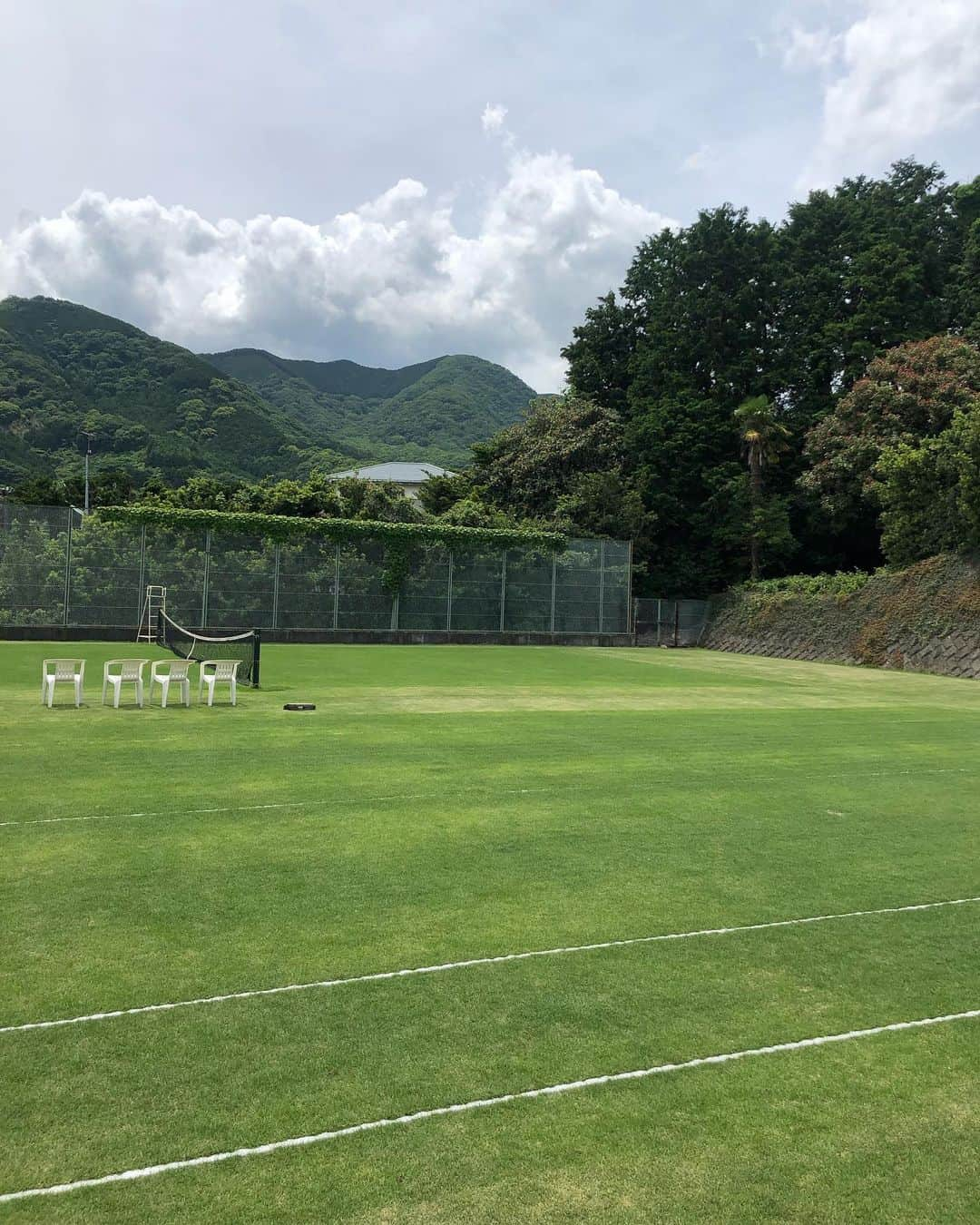 内山靖崇さんのインスタグラム写真 - (内山靖崇Instagram)「今日は「島、海、望む みかんの丘の貸切湯 ボンファム」さんのグラスコートで練習させて頂きました！ 日本には珍しい芝のコート🌱🎾 道中もドライブがてら気分転換にもなって充実した時間を過ごせました♫ 明日も伺わせていただきます😌  #ボンファム  #グラスコート  #練習」6月18日 16時10分 - yasutaka0805