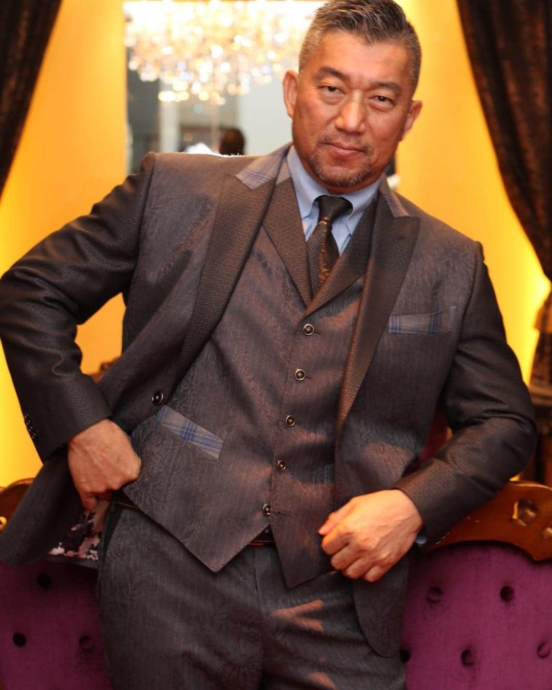 のインスタグラム：「Bespoke crazy pattern suits. ・ ビスポークのクレイジーパターンスーツ。ベルギーの名門スキャバル社のパーティーや、セレモニーの専用生地バンチ「フェスティバル」からいかがでしょうか？ ・ #streetstyle #streetphotography #dapper #dappermen #dandy #dandystyle #dapperfashion #menwithclass #mensclothing #menwithstyle #menswear #mensweardaily #outfitoftheday #ootdfashion #style #gentlemen #gentlemanstyle #mnswr #fashionblogger #classicman #tailormade #vintagestyle #gq #dapperstyle#suit  #pittiuomo #gqstyle #ordersuit #オーダースーツ #オーダースーツ大阪」