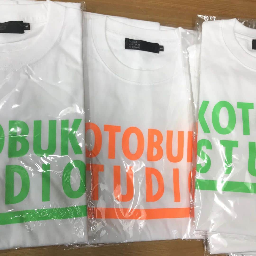 江口寿史さんのインスタグラム写真 - (江口寿史Instagram)「BEAMSさんからKOTOBUKI STUDIO Ｔ新色サンプルきました。先に発売した今年の新色、白×ピンクが売れ過ぎて在庫切れになったため、その第２弾みたいです。蛍光色がキレイですね。あ、発売はまだですよー。  @tokyo_cultuart @kasekicider」6月18日 16時13分 - egutihisasi