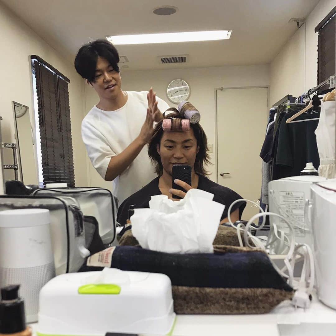 棚橋弘至さんのインスタグラム写真 - (棚橋弘至Instagram)「ヘアメイクの雷ちゃんと準備中。サザエさん。」6月18日 16時13分 - hiroshi_tanahashi