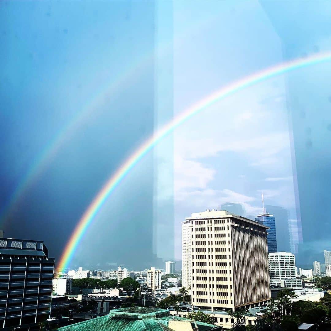 吉田美紀さんのインスタグラム写真 - (吉田美紀Instagram)「・ 夕方から雨が降り その合間に見えたダブルレインボー🌈 ・ happyとpowerもらいますね！！ ・ 楽しい初日になったようでホントよかった˚⁎⁺˳✧༚ ・ #rainbow #doublerainbows #happy #hawaii #ハワイ #虹 #ダブルレインボー #🌈」6月18日 16時17分 - miki__yoshida