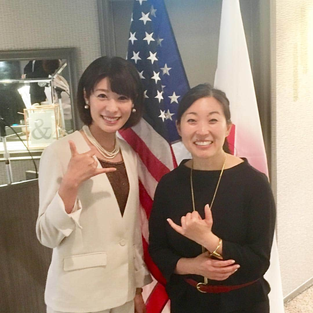 石崎佳代子さんのインスタグラム写真 - (石崎佳代子Instagram)「🎤 先週、米国領事館の領事交代に伴う歓送会で 司会を務めて来ました。 小川県知事はじめ、多くのゲストで大盛会🍸 . 3枚目はサクライ首席領事と。 領事の方から 「(ゆかりのある)ハワイのポーズで」と 声を掛けて頂き、こうなりました。 常ににこやかで気さくで、 とても素敵な女性でした。 . 間もなく帰国されるとのことですが、 その後もさらなるステップへ 進まれるようです。 ますますのご活躍を楽しみに、 そして眩しく思いながら 名残を惜しんできました😌 . #司会 #福岡 #パーティ #石崎佳代子」6月18日 16時17分 - kayoko_ishizaki