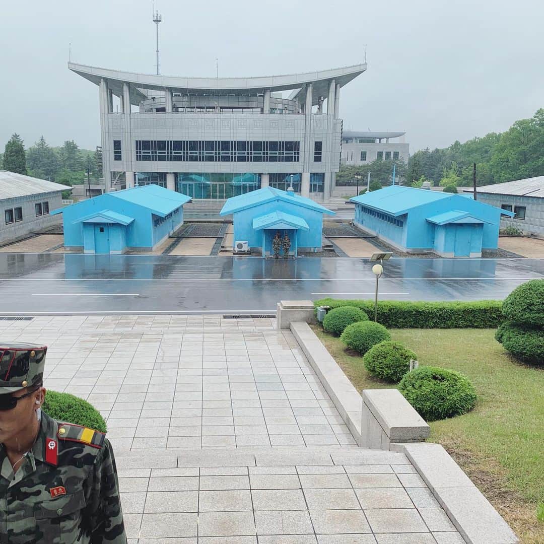 大桃美代子さんのインスタグラム写真 - (大桃美代子Instagram)「板門店  一階からの景色。  後ろの建物が自由の家  JSA  ブログに書いています。  プロフィールから飛んでくださいね。  It is a joint security area of ​​North Korea.  Behind is a house of freedom.」6月18日 16時18分 - miyoko_omomo