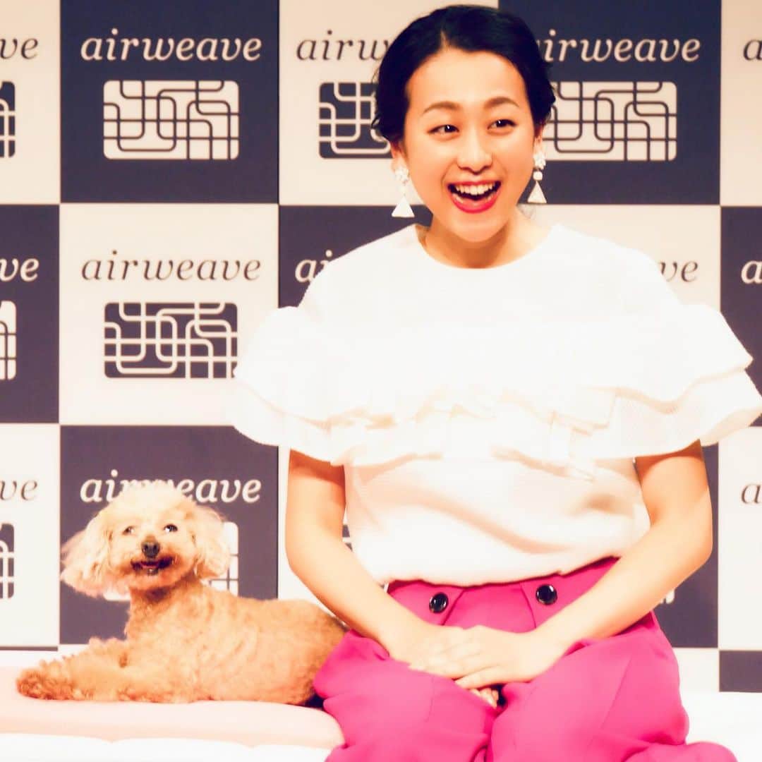美的 Biteki's official Instagram! さんのインスタグラム写真 - (美的 Biteki's official Instagram! Instagram)「浅田真央さんが、愛犬エアロとともに、エアウィーヴの新ＣＭ発表会に登場！ 小型ペット用マットレスの『エアロウィーヴ』発売の喜びを語りました。 ★ 一緒に登場してくれた、真央さんの愛犬エアロはもう14歳！ 「犬としては高齢ですが、元気にいられるのは長年エアウィーヴで寝ているおかげかもしれません」と真央さん。エアロはなんと、10年間、エアウィーヴ（当時は人間用）を使用しているんだそう！ ★ エアウィーヴ代表取締役会長兼社長の高岡本州氏と、『エアロウィーヴ』の開発について語る真央さん。「ザギトワ選手のマサルよりも、エアロの方が長年エアウィーヴを愛用してるんだけどなあ～（笑）」と、高岡氏に話したところ、「じゃあ、エアロにぴったりの小型犬用マットレスを開発しよう！」という運びとなったとか。 ★ 会場では、エアウィーヴでくつろいでいるエアロのプライベート写真も数多く公開されました！ ★ 新ＣＭをこの日はじめてステージ上で見たという真央さん。「エアロかわいい～❤️」と、愛犬のカメラ映りや演技に満足の様子。「ＣＭ撮影は、おうちにいるみたいにリラックスしてできました。エアロが一緒のおかげです♪」と語りました。新CMは6月22日より放送されます！ ★ 小型ペット用マットレス『エアロウィーヴ』は、幅約60×長さ約60×厚さ約5.5cm。重量約1.2kg。価格は￥25,920。各エアウィーヴストア、オンラインショップにて限定発売されます。 #浅田真央 #maoasada #スケート #フィギュアスケート #エアロ #エアロウィーヴ #犬 #愛犬 #ペット #小型犬 #エアウィーヴ #airweave #睡眠 #ベッド #マットレス#美容 #美的 #bitekicom @maoasada2509」6月18日 16時22分 - bitekicom