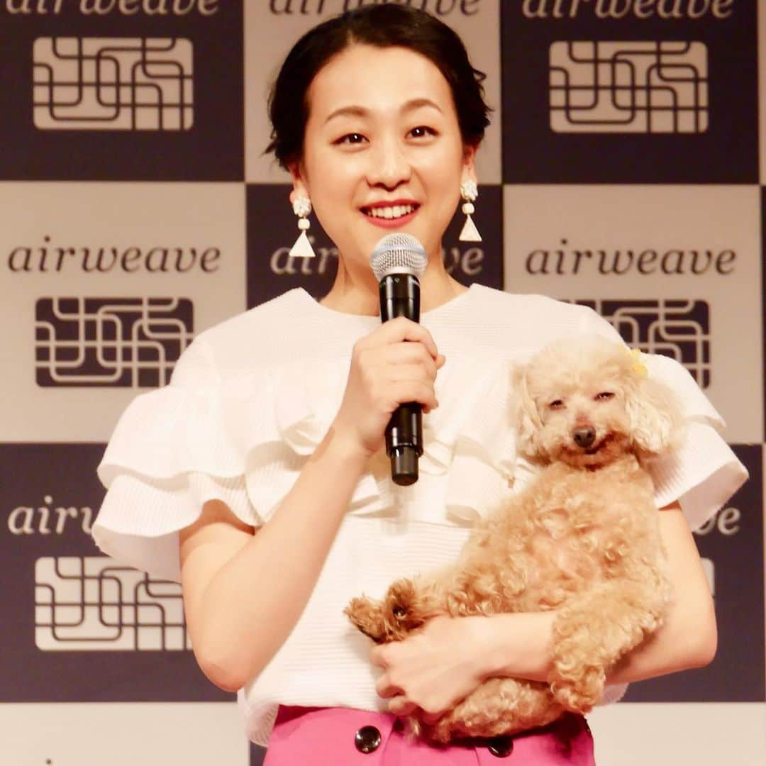 美的 Biteki's official Instagram! さんのインスタグラム写真 - (美的 Biteki's official Instagram! Instagram)「浅田真央さんが、愛犬エアロとともに、エアウィーヴの新ＣＭ発表会に登場！ 小型ペット用マットレスの『エアロウィーヴ』発売の喜びを語りました。 ★ 一緒に登場してくれた、真央さんの愛犬エアロはもう14歳！ 「犬としては高齢ですが、元気にいられるのは長年エアウィーヴで寝ているおかげかもしれません」と真央さん。エアロはなんと、10年間、エアウィーヴ（当時は人間用）を使用しているんだそう！ ★ エアウィーヴ代表取締役会長兼社長の高岡本州氏と、『エアロウィーヴ』の開発について語る真央さん。「ザギトワ選手のマサルよりも、エアロの方が長年エアウィーヴを愛用してるんだけどなあ～（笑）」と、高岡氏に話したところ、「じゃあ、エアロにぴったりの小型犬用マットレスを開発しよう！」という運びとなったとか。 ★ 会場では、エアウィーヴでくつろいでいるエアロのプライベート写真も数多く公開されました！ ★ 新ＣＭをこの日はじめてステージ上で見たという真央さん。「エアロかわいい～❤️」と、愛犬のカメラ映りや演技に満足の様子。「ＣＭ撮影は、おうちにいるみたいにリラックスしてできました。エアロが一緒のおかげです♪」と語りました。新CMは6月22日より放送されます！ ★ 小型ペット用マットレス『エアロウィーヴ』は、幅約60×長さ約60×厚さ約5.5cm。重量約1.2kg。価格は￥25,920。各エアウィーヴストア、オンラインショップにて限定発売されます。 #浅田真央 #maoasada #スケート #フィギュアスケート #エアロ #エアロウィーヴ #犬 #愛犬 #ペット #小型犬 #エアウィーヴ #airweave #睡眠 #ベッド #マットレス#美容 #美的 #bitekicom @maoasada2509」6月18日 16時22分 - bitekicom