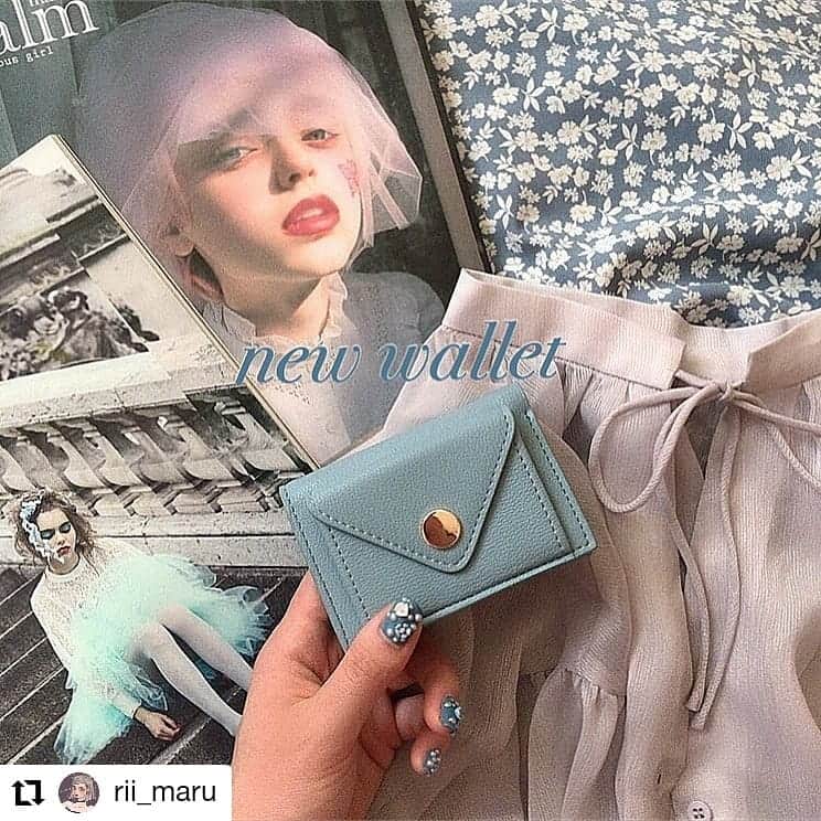 のインスタグラム：「#Repost @rii_maru • • • • • • ﻿ ﻿ ﻿ new wallet 🦋﻿ ﻿ @shopnikoniko のお財布﻿ 最近ブルーにハマってる♡﻿ ﻿ 水色って気持ちが落ち着く気がする。笑﻿ ﻿ ﻿ #ショップにこにこ_zozotown﻿ #shopnikoniko #blue #財布」