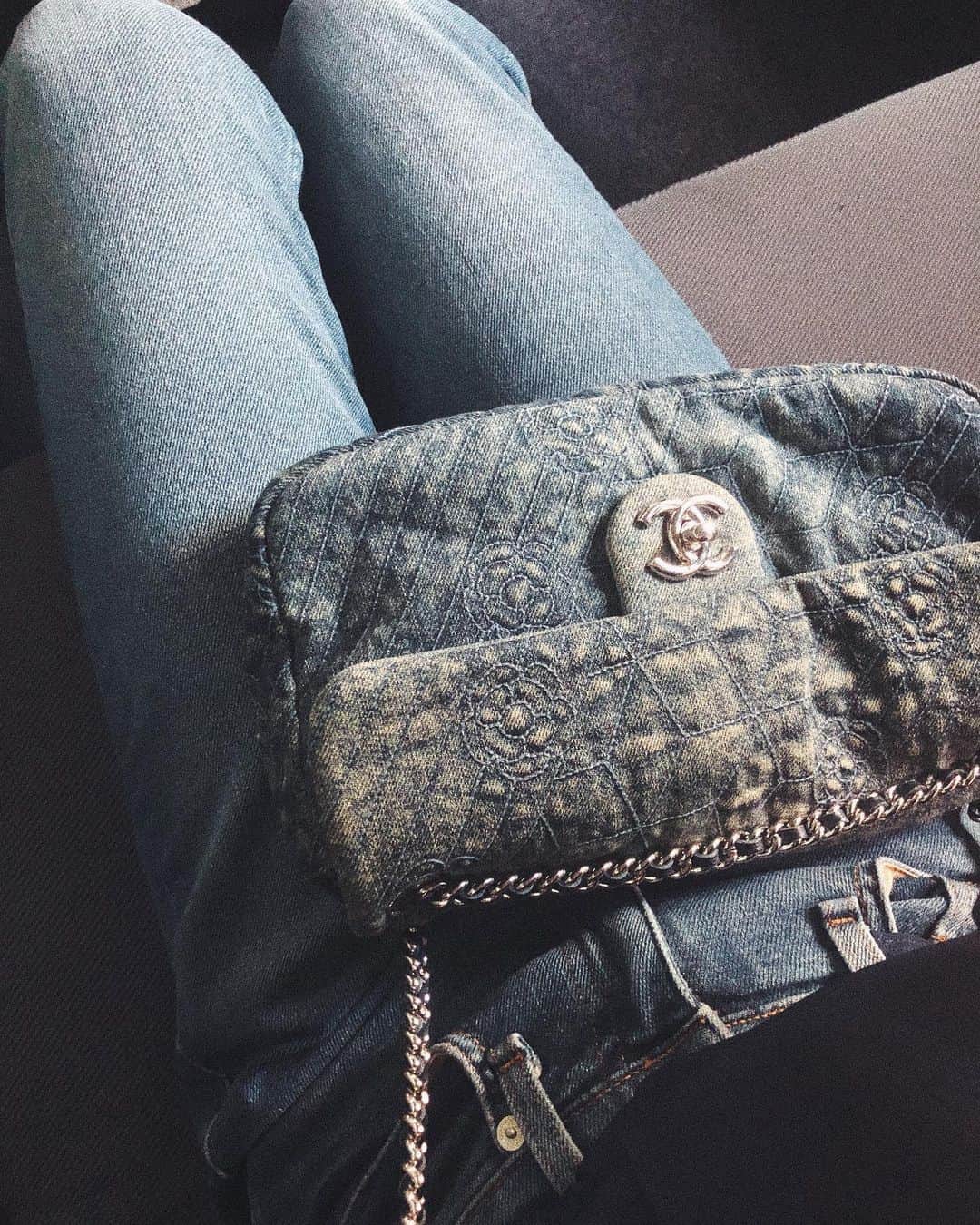 小山田早織さんのインスタグラム写真 - (小山田早織Instagram)「眺めてるだけでも幸せな配色👖🧵👕﻿﻿ ﻿﻿ ﻿﻿ #jeans...#ragandbone ﻿﻿ #bag...#chanel﻿﻿ #shirt...#blackbymoussy」6月18日 16時31分 - saorioyamada