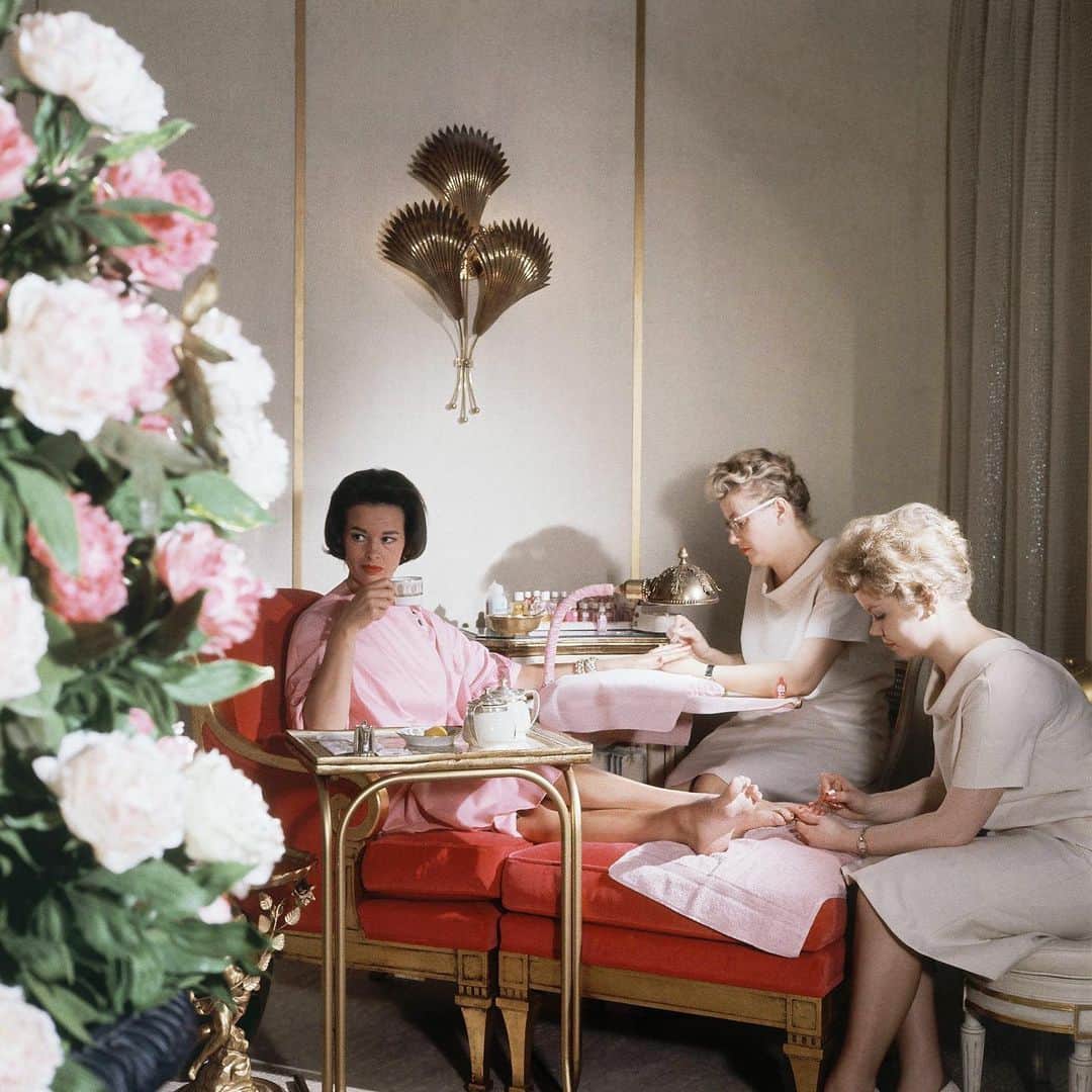 Vogue Australiaさんのインスタグラム写真 - (Vogue AustraliaInstagram)「Gloria Vanderbilt, American fashion designer, artist, author and heiress, died on Monday 17 June 2019, aged 95. Throughout her life, Vanderbilt operated at the nexus of American society–first as an heiress and later through her myriad career ventures, social life and four marriages. But it was in the late 1970s, with the launch of her eponymous denim line in collaboration with Murjani, that Vanderbilt experienced her greatest financial and critical success. “She’s tried to do many, many things for many, many years,” reflected her friend Diane von Furstenberg in 1979. “The thing that you least associated her with—jeans—worked.” Tap the link in bio to look back on the remarkable life of Gloria Vanderbilt. 📷 Horst P. Horst/Conde Nast/Getty Images」6月18日 16時32分 - vogueaustralia