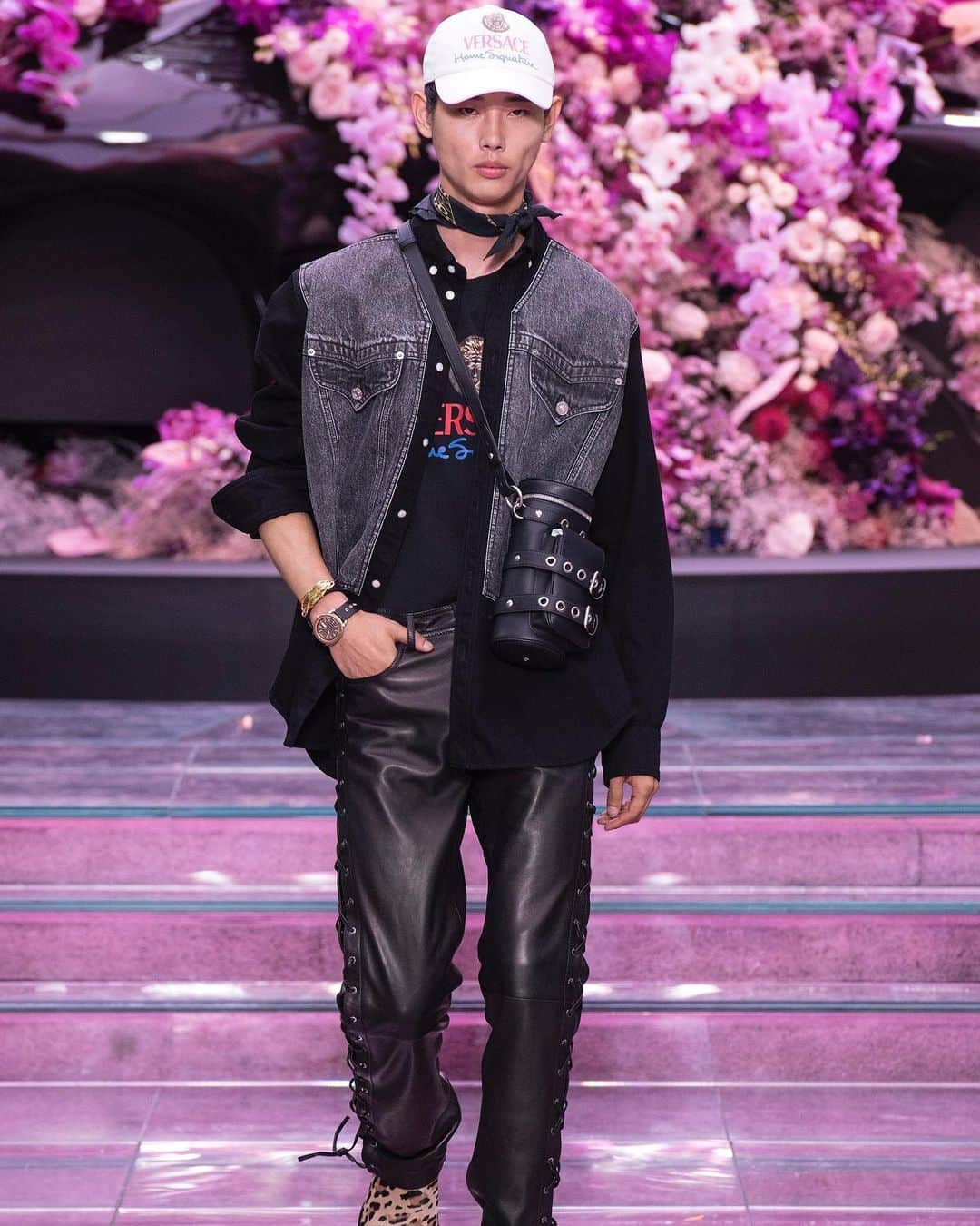 HYPEBEASTさんのインスタグラム写真 - (HYPEBEASTInstagram)「@hypebeaststyle: @versace has showcased the brand’s Spring/Summer 2020 collection at #MFW. In addition to tailored pieces and oversized silhouettes inspired by trends from the ‘90s, the Italian label opened up its archive to source key prints, tapping artist @andy.dxn for a new selection of checks and leopard patterns. Swipe to take a look at what Versace has to offer.  Photo: Versace」6月18日 16時40分 - hypebeast