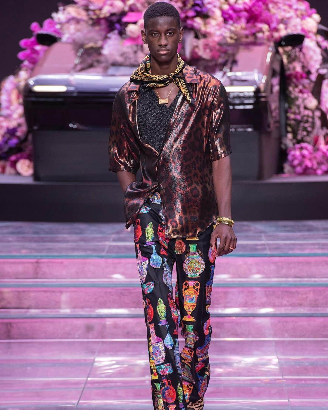 HYPEBEASTさんのインスタグラム写真 - (HYPEBEASTInstagram)「@hypebeaststyle: @versace has showcased the brand’s Spring/Summer 2020 collection at #MFW. In addition to tailored pieces and oversized silhouettes inspired by trends from the ‘90s, the Italian label opened up its archive to source key prints, tapping artist @andy.dxn for a new selection of checks and leopard patterns. Swipe to take a look at what Versace has to offer.  Photo: Versace」6月18日 16時40分 - hypebeast