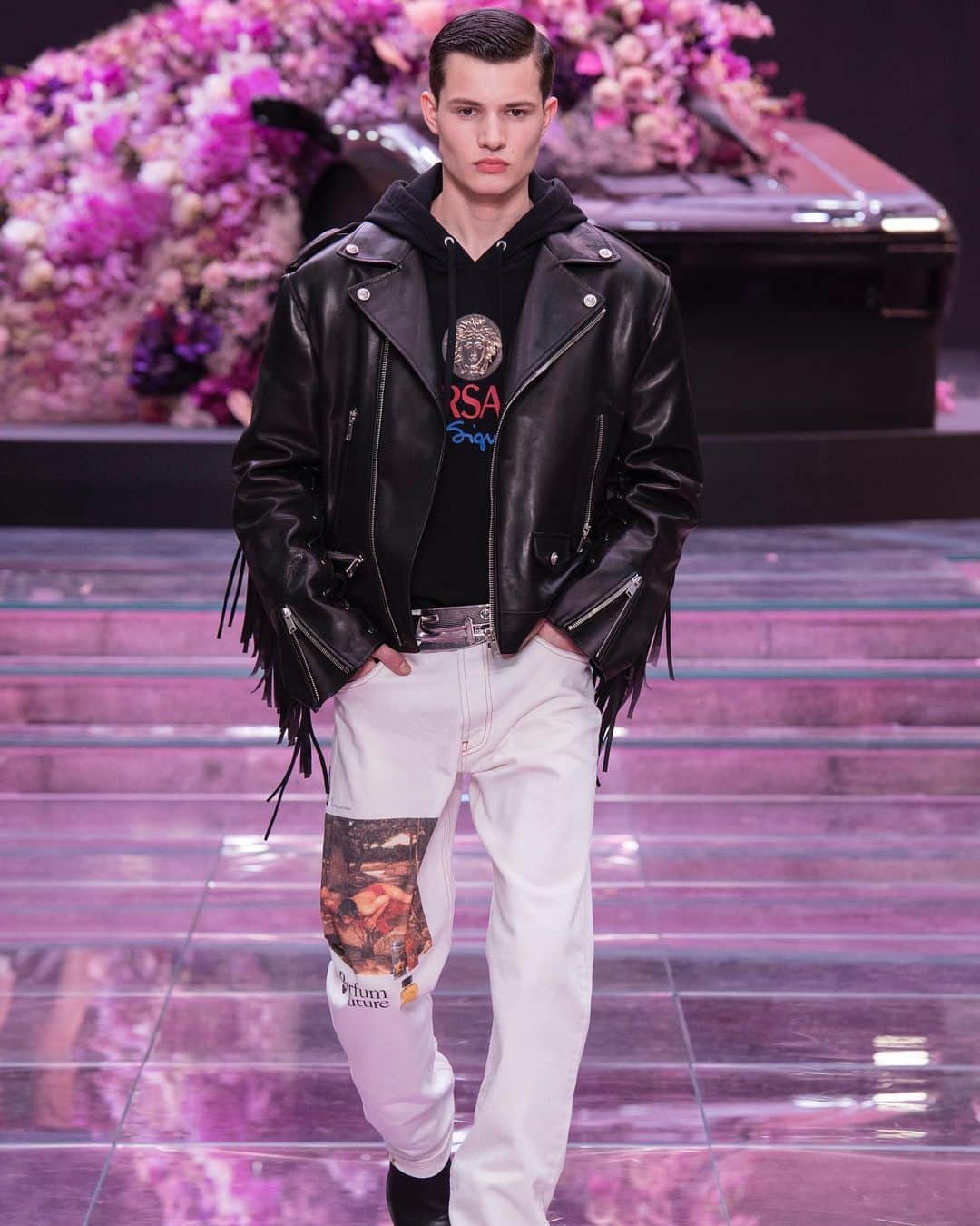 HYPEBEASTさんのインスタグラム写真 - (HYPEBEASTInstagram)「@hypebeaststyle: @versace has showcased the brand’s Spring/Summer 2020 collection at #MFW. In addition to tailored pieces and oversized silhouettes inspired by trends from the ‘90s, the Italian label opened up its archive to source key prints, tapping artist @andy.dxn for a new selection of checks and leopard patterns. Swipe to take a look at what Versace has to offer.  Photo: Versace」6月18日 16時40分 - hypebeast
