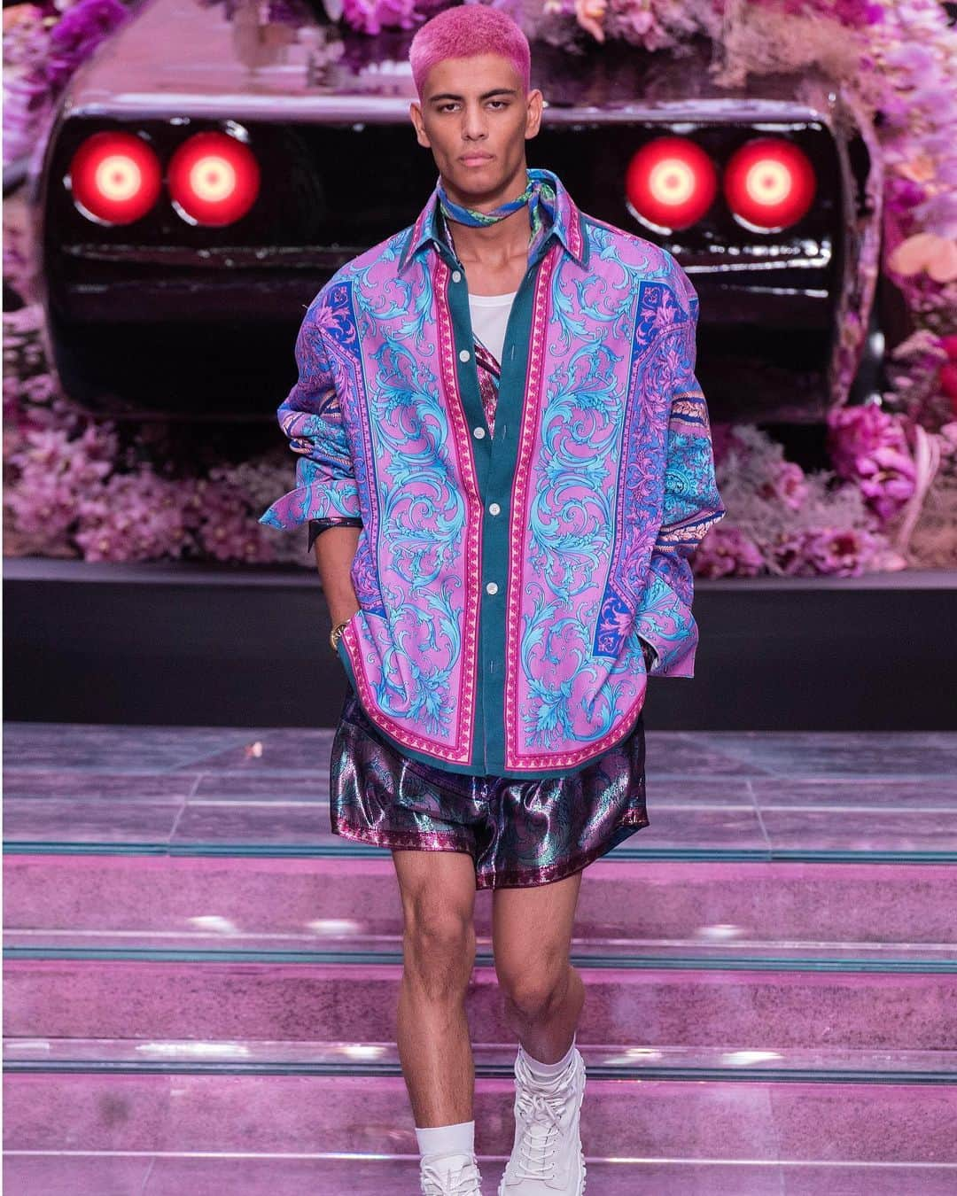 HYPEBEASTさんのインスタグラム写真 - (HYPEBEASTInstagram)「@hypebeaststyle: @versace has showcased the brand’s Spring/Summer 2020 collection at #MFW. In addition to tailored pieces and oversized silhouettes inspired by trends from the ‘90s, the Italian label opened up its archive to source key prints, tapping artist @andy.dxn for a new selection of checks and leopard patterns. Swipe to take a look at what Versace has to offer.  Photo: Versace」6月18日 16時40分 - hypebeast