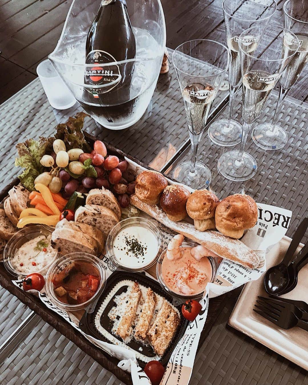 佐藤あずみのインスタグラム：「食べて飲んで食べて飲んで🥂🍾❤️ . 最終的にパッパラパーで反省中でごわす。楽しかった！ . すずめも遊びにきてくれた🐦✨ . #beergarden #japan #park」