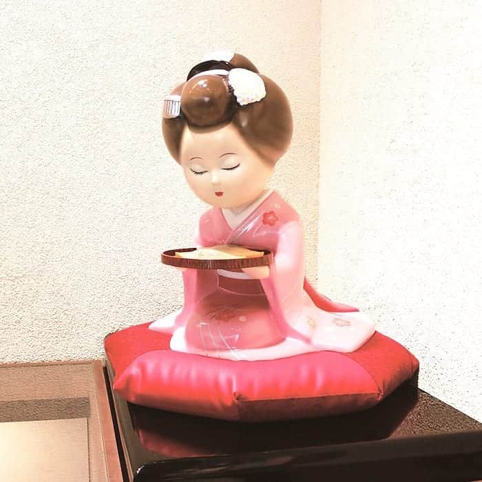 おたべ Instagram officialのインスタグラム：「職人仕立ての髙岡屋さま特注お座布団@おたべちゃん  今年100周年を迎える洛中高岡屋さん @takaokaya_jp  以前のお座布団では、お辞儀する度に少しぐらぐらしていましたが 髙岡屋さまに作製して頂いたお座布団は、 わたの入れ方を調整し、ぐらぐらしない様 いちばんいい具合に仕上げられました。  おたべちゃんお座布団誕生ストーリーはこちらより https://www.facebook.com/takaokaya」