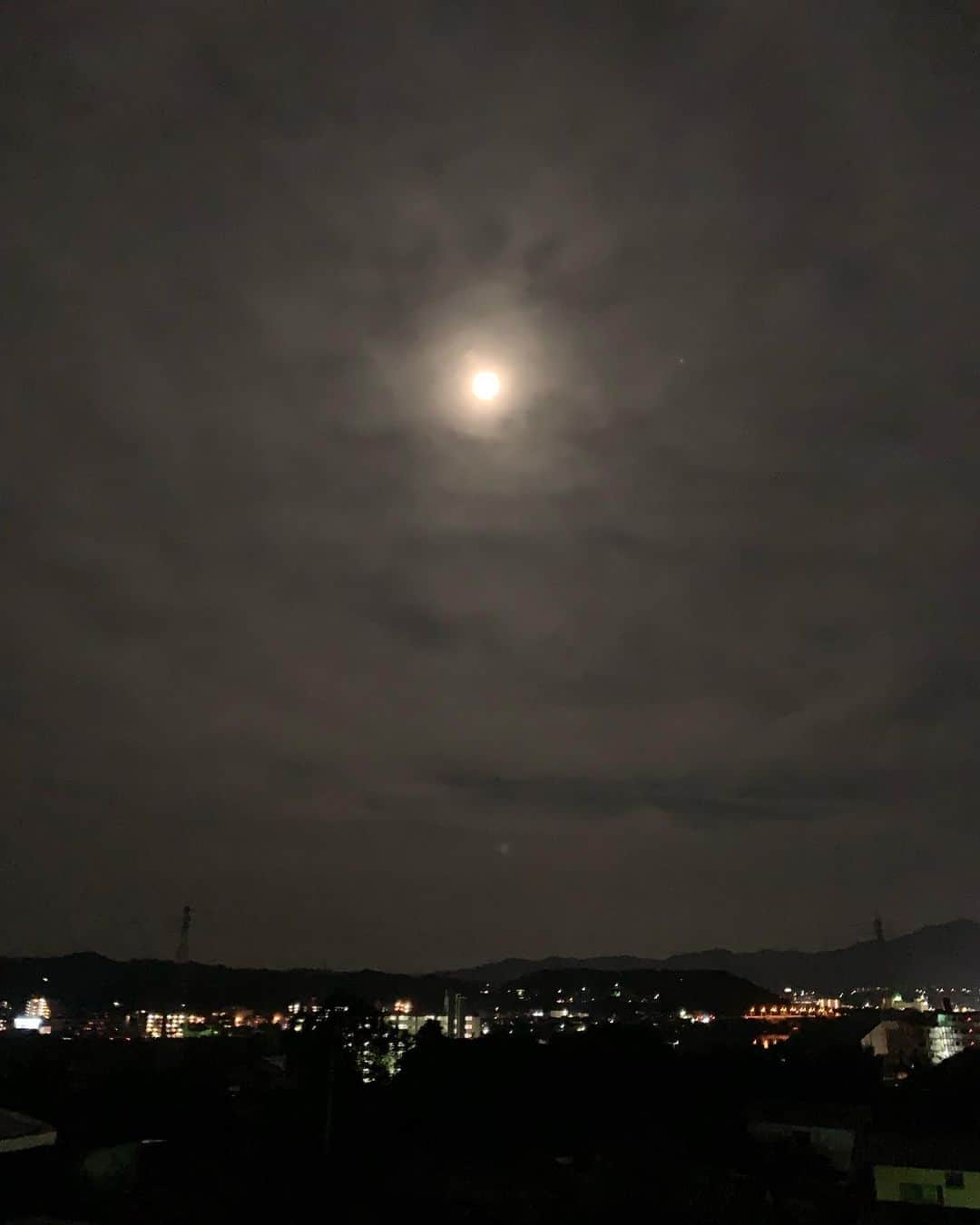 齊藤美絵さんのインスタグラム写真 - (齊藤美絵Instagram)「0時のユニバビルからの 射手座満月🌕  的を射るように 光が繋がりました。  次元を超えた先にあるもの。 今、ここにいる自身の核と 宙が繋がったとき そこに一番良いエネルギーが流れる。  昨晩は格別に面白い夜でした。  #大分 #おおいた県 #大分上野マナビルプロジェクト #oita #oita_pride #1111 #2222 #満月 #射手座満月 #howtobeawesometoday #ミセスユニバ #ツタエルヒト。」6月18日 7時49分 - saitomie